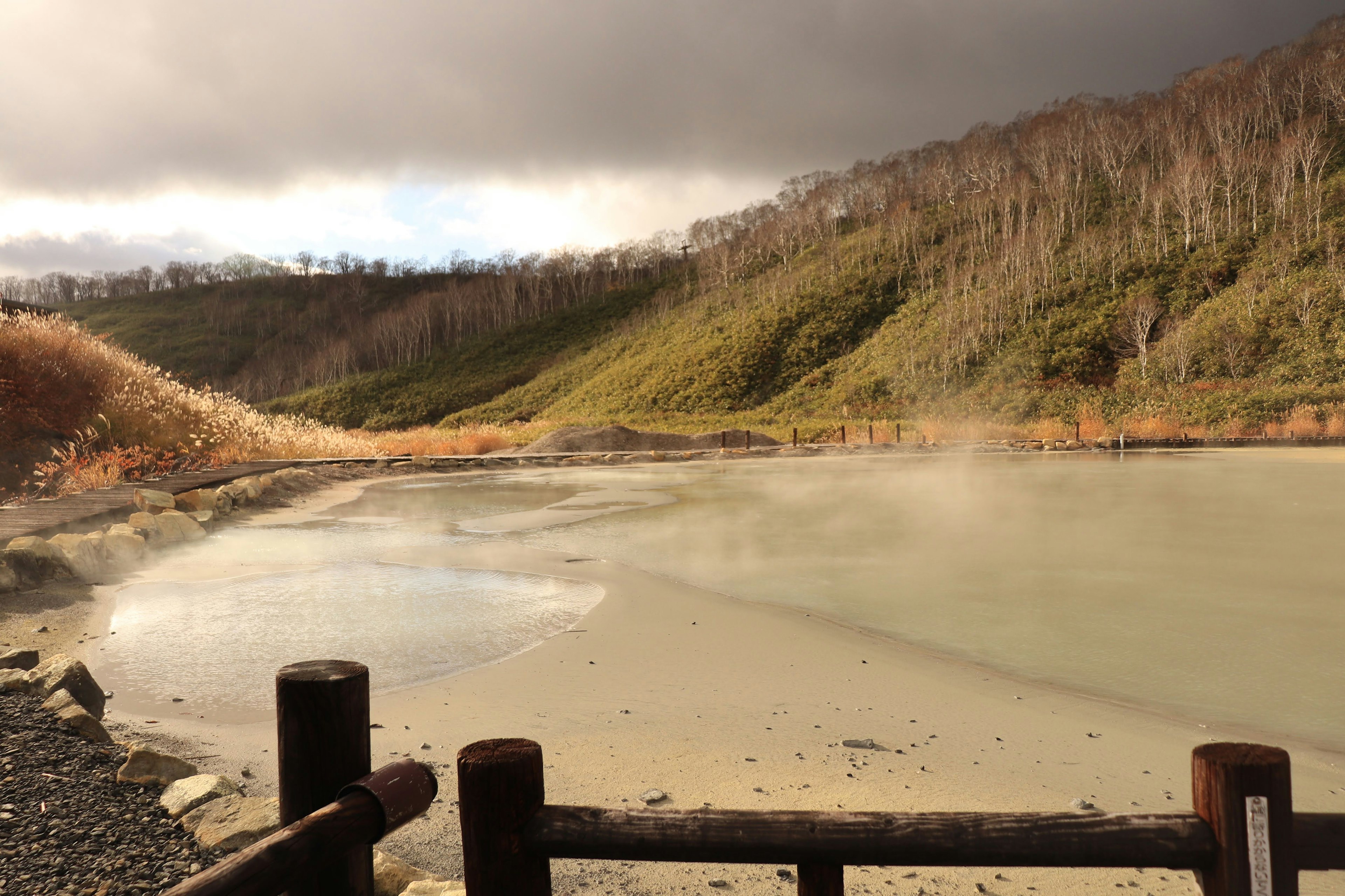 Lago tranquillo con sorgenti termali e paesaggio montano