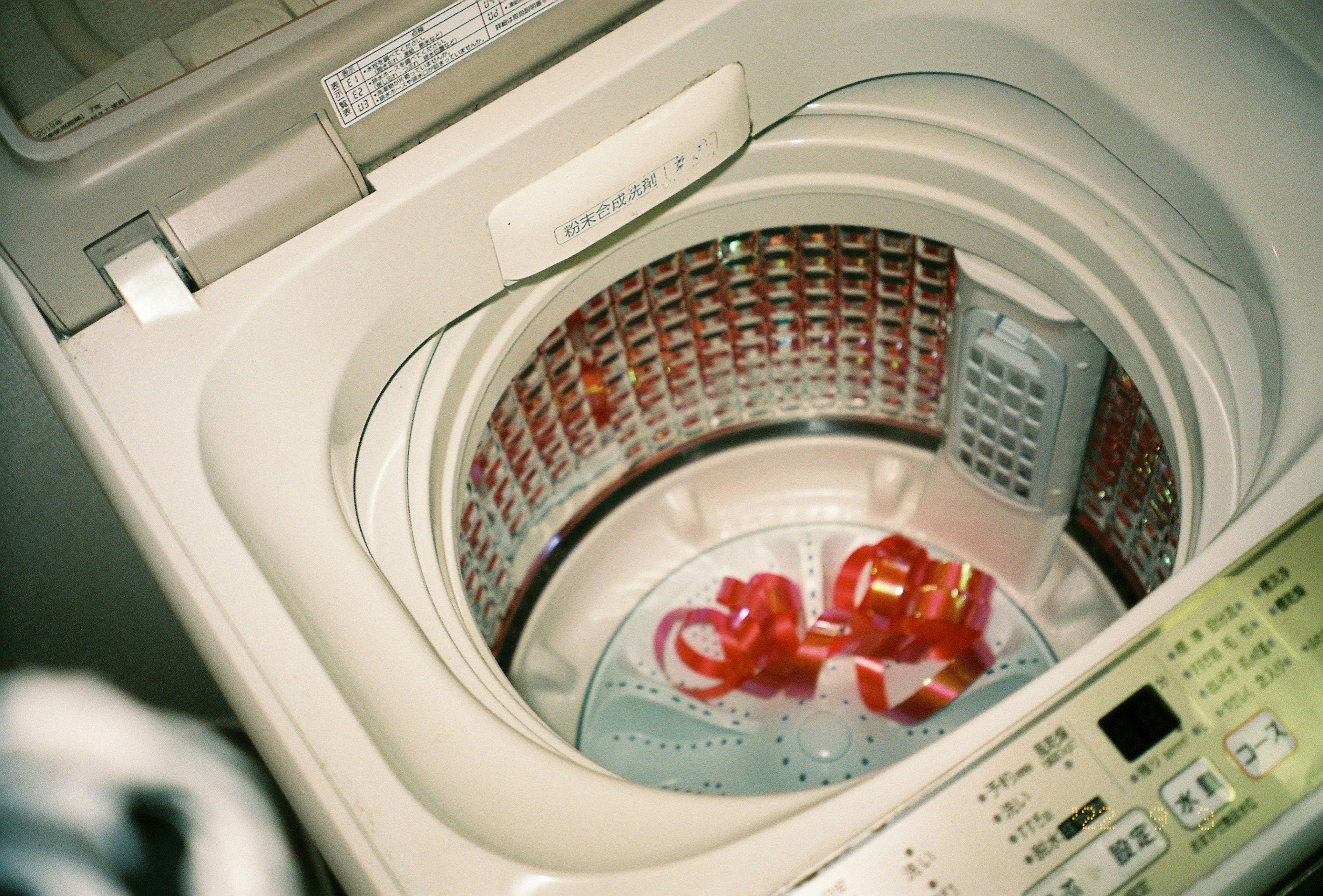 Vêtements rouges dans le tambour d'une machine à laver