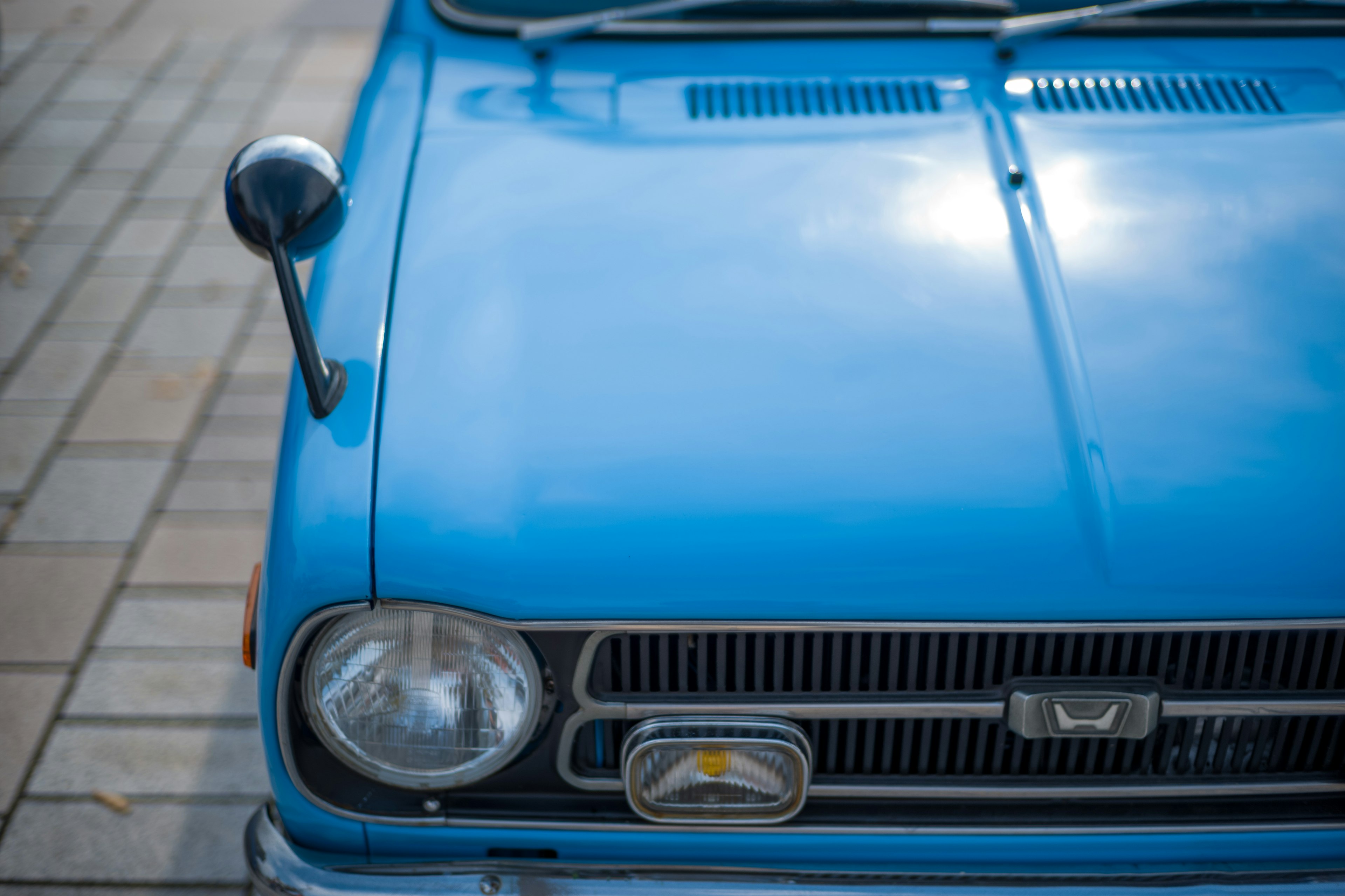 Gros plan sur l'avant d'une voiture classique bleue