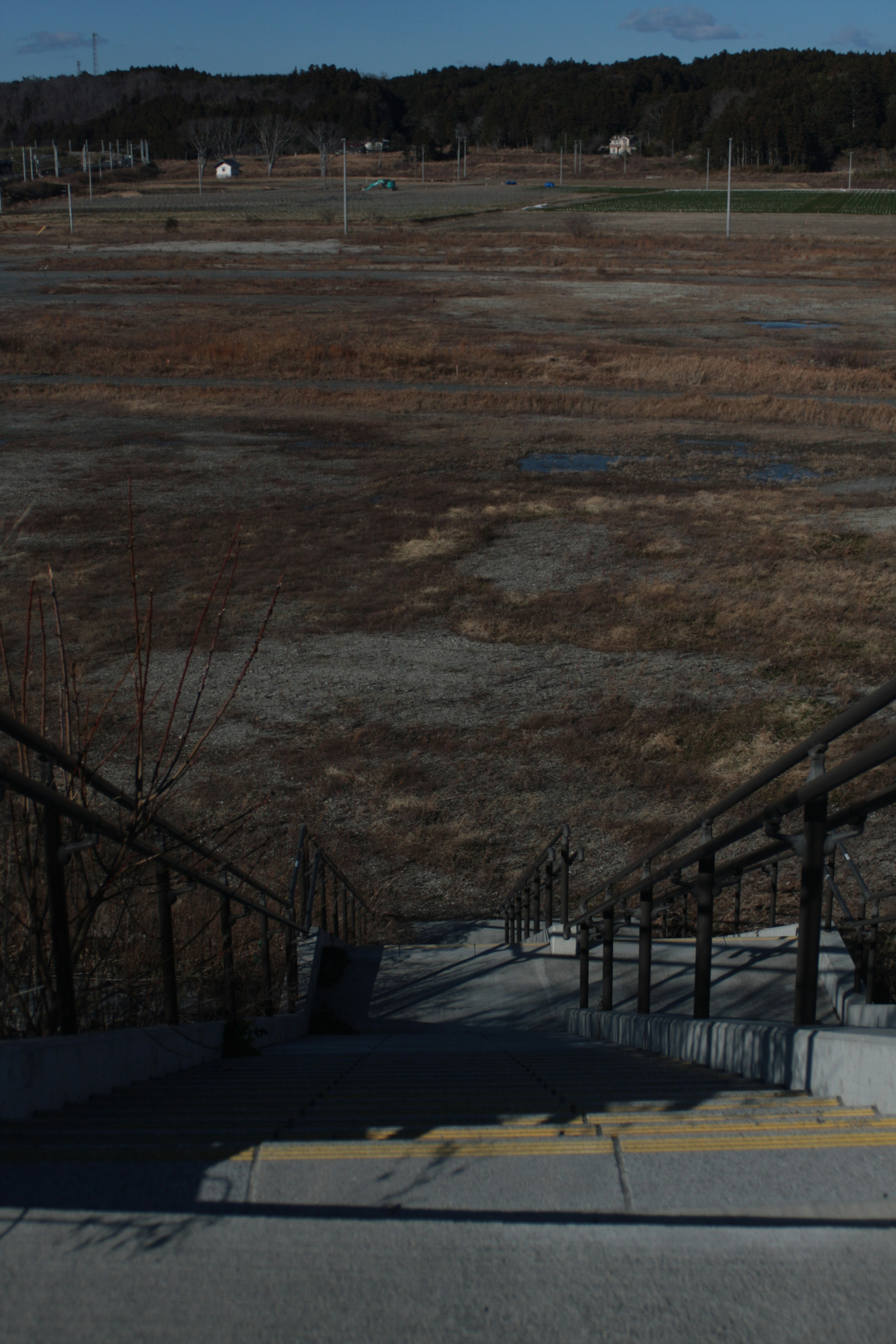 Vista de un campo vacío desde la perspectiva de escaleras descendentes