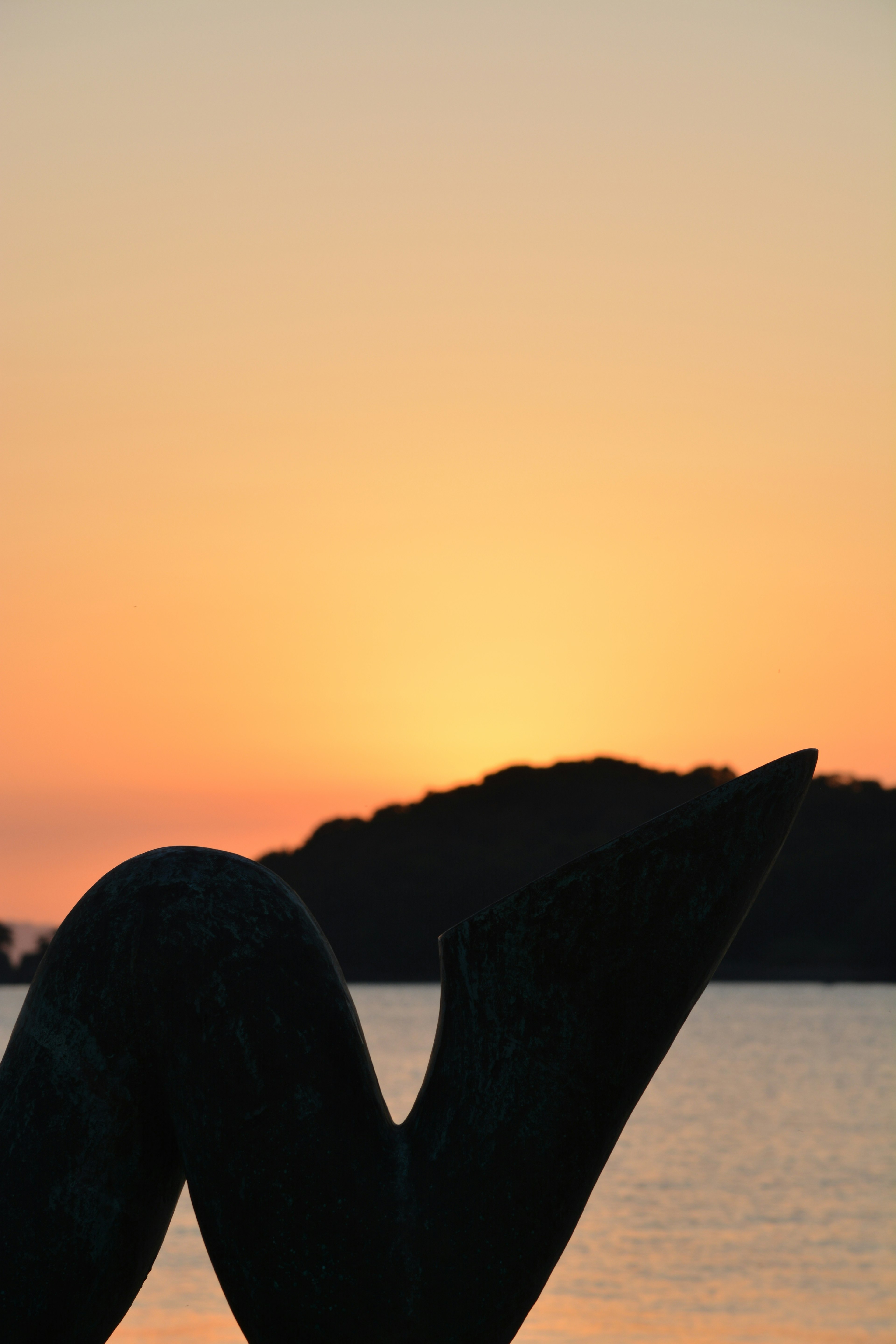 夕日を背景にした彫刻のシルエット