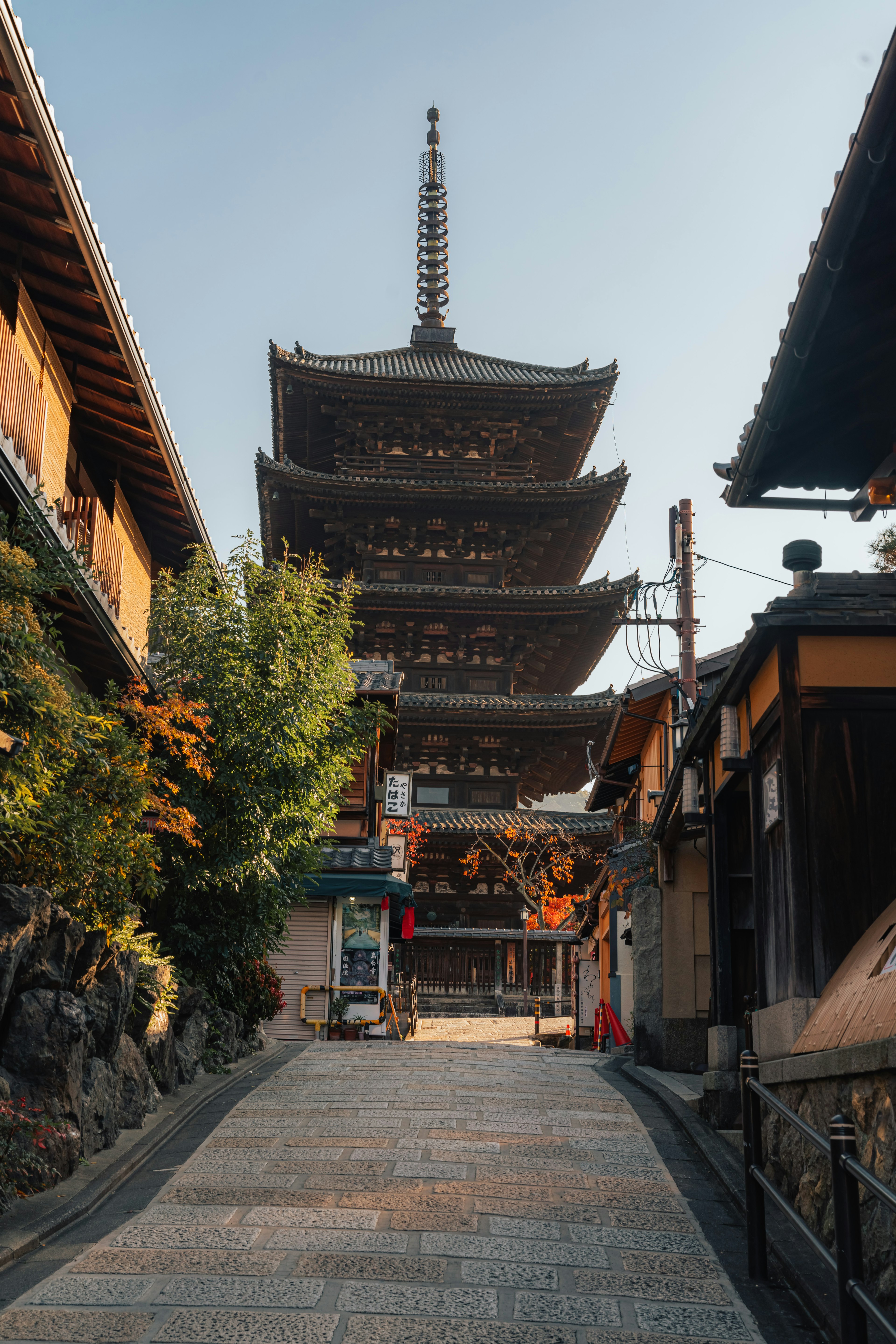 京都の五重塔と歴史的な街並みの風景