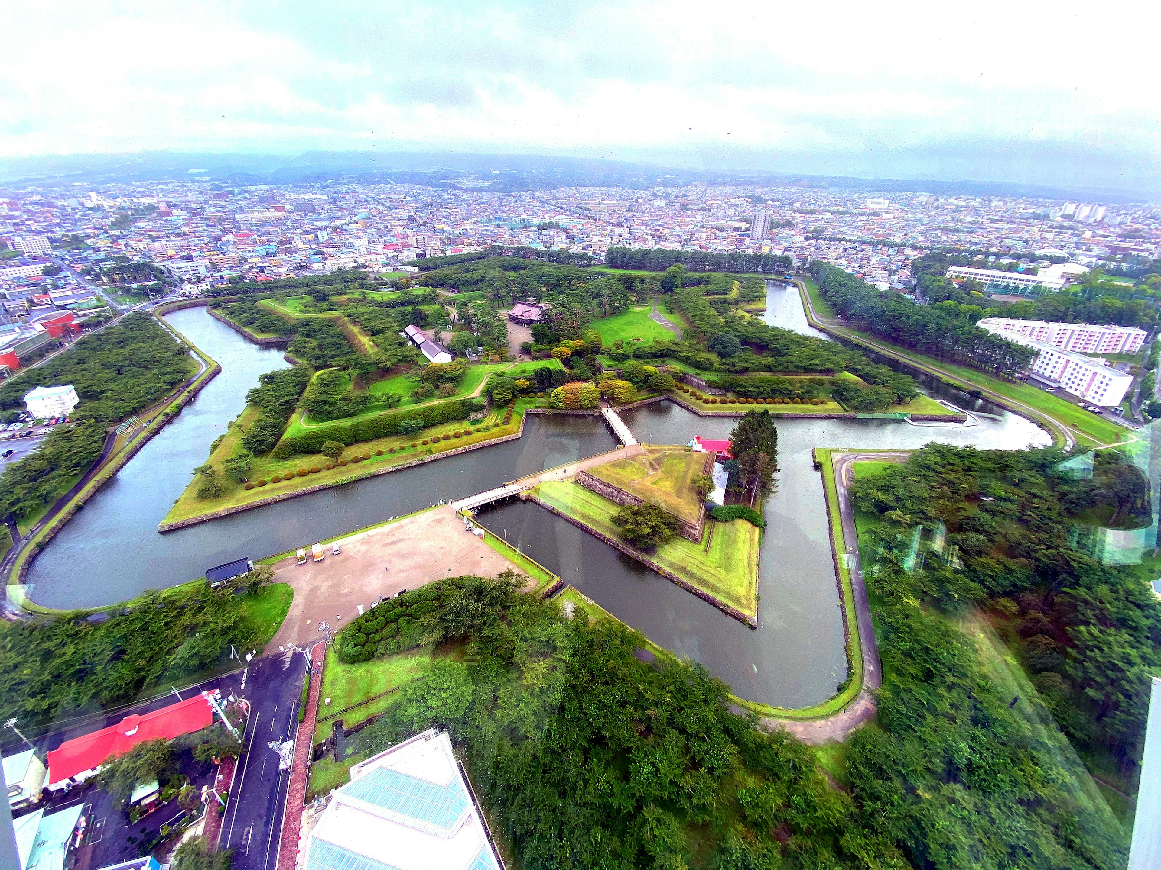 緑豊かな公園と水路が広がる風景の空撮