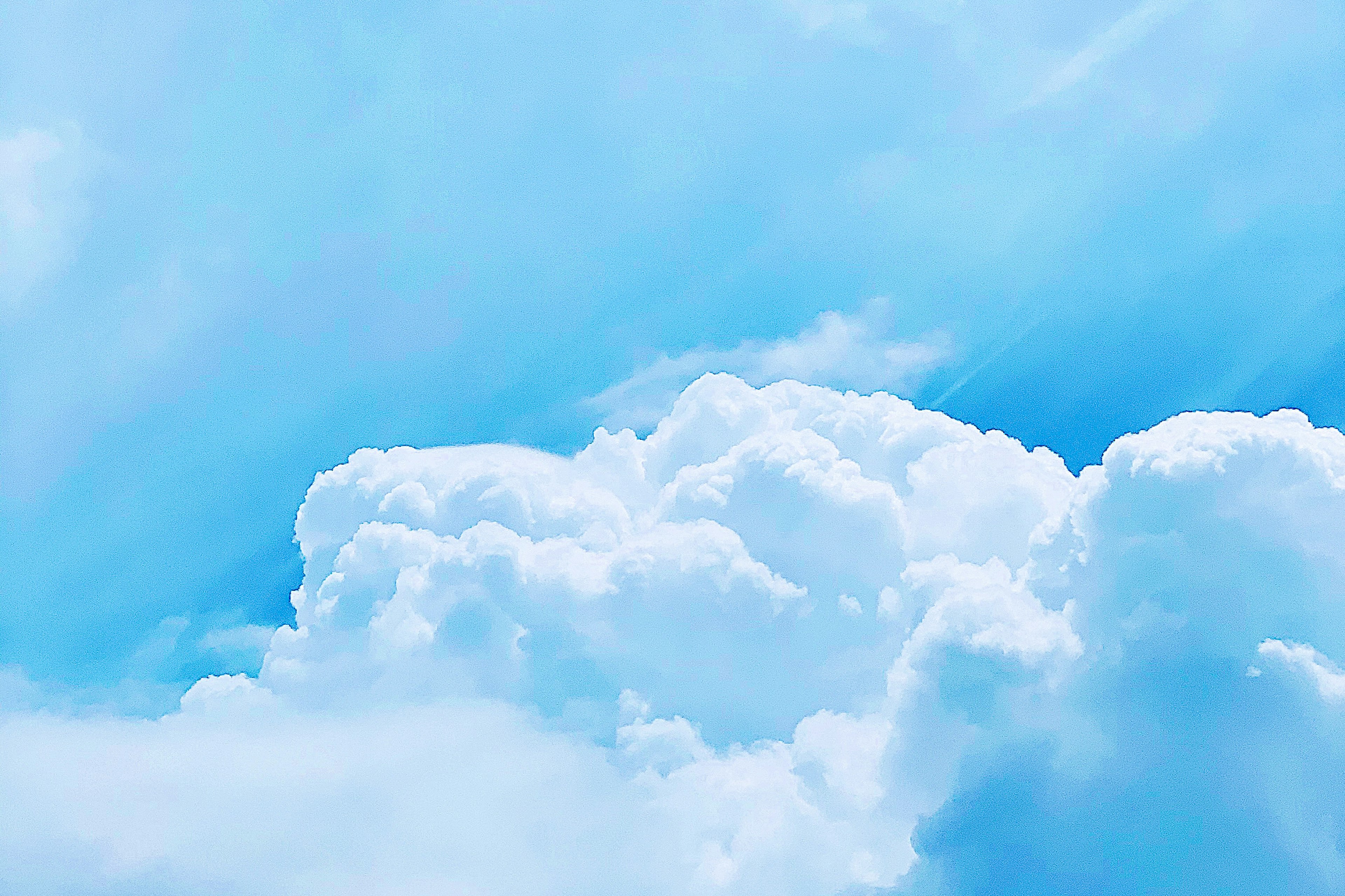 Hermosa vista de un cielo azul con nubes blancas esponjosas