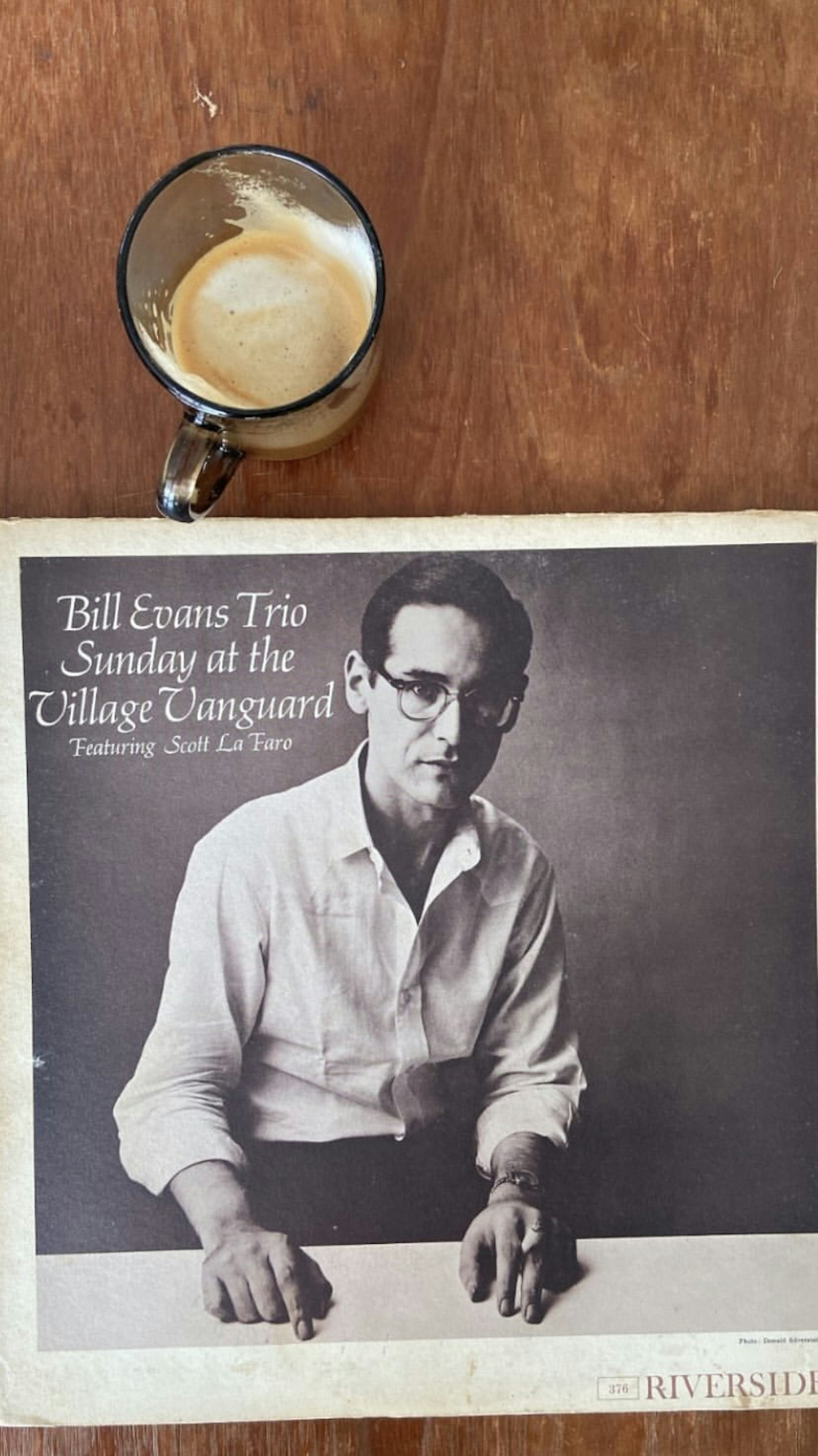 Albumcover des Bill Evans Trio mit Kaffee auf einem Holztisch