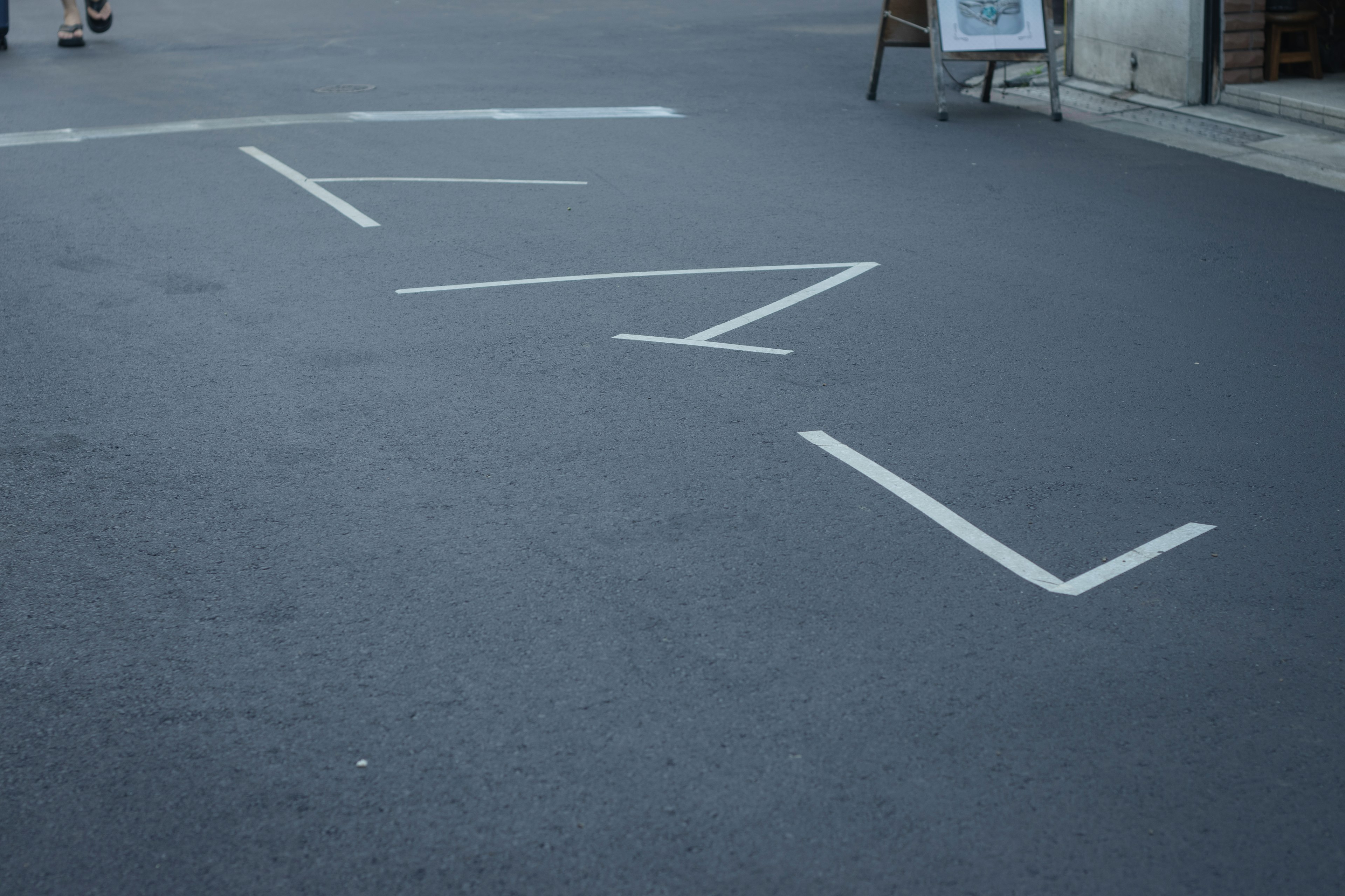 Letras blancas que dicen FALL en el pavimento