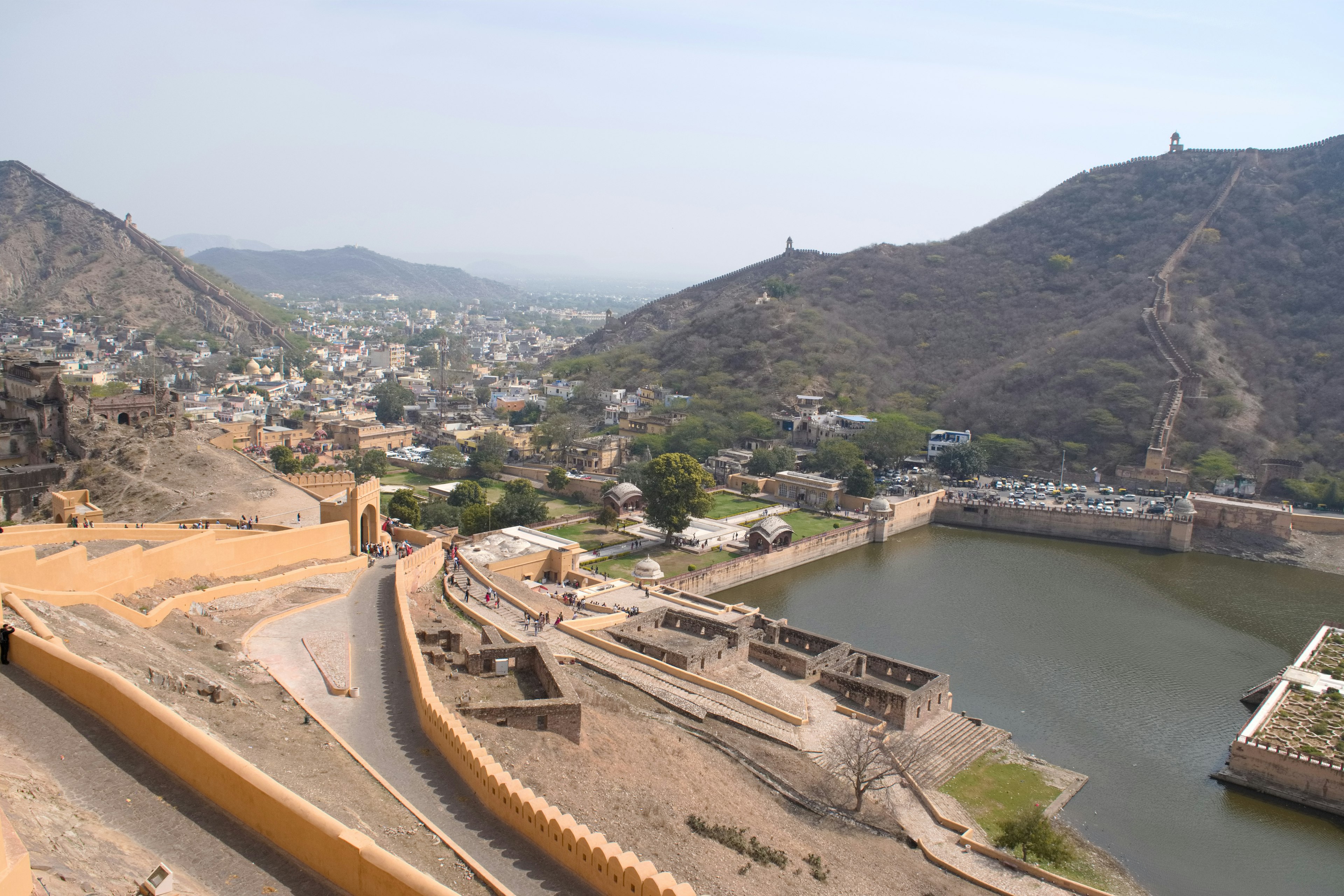 Blick auf Jaipur mit Bergen, einem See und alten Befestigungen