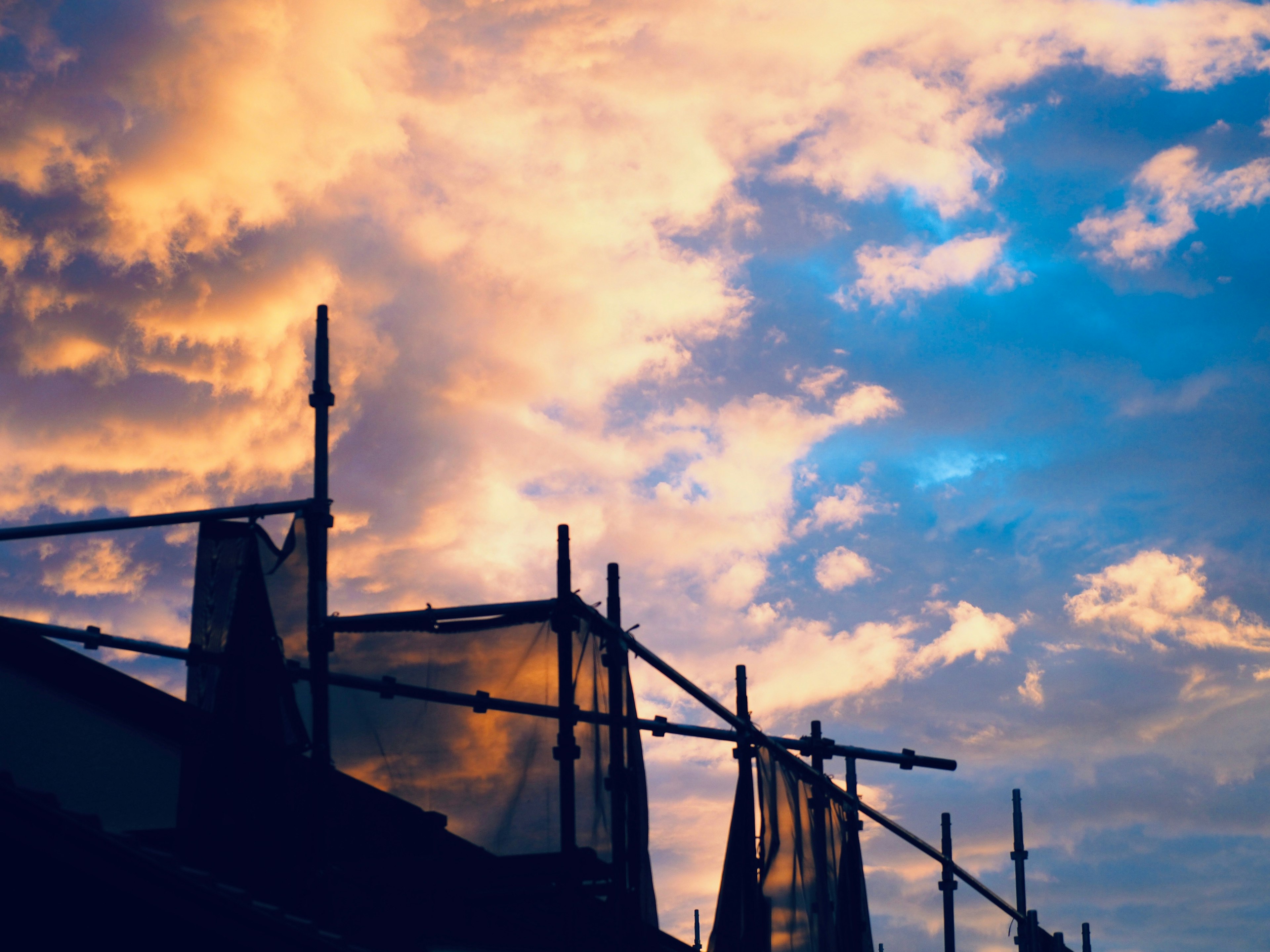 Scaffalatura in silhouette contro un cielo al tramonto