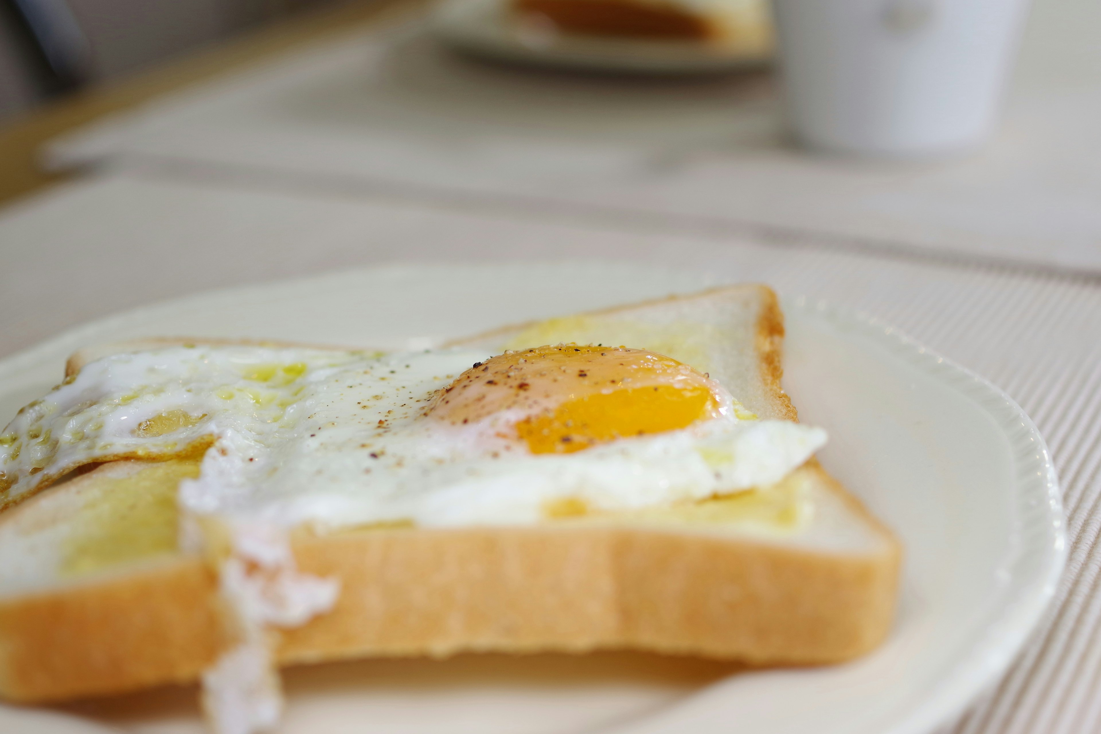 Teller mit Toast und Spiegelei