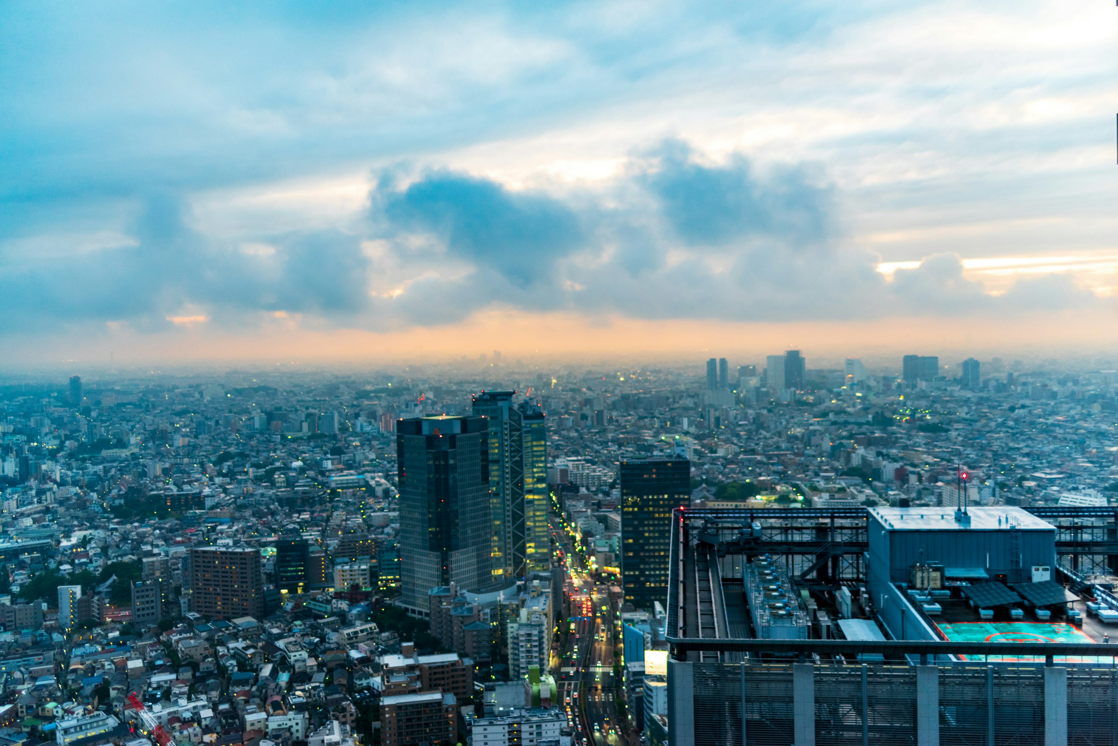 Skyline di Tokyo con grattacieli e tramonto