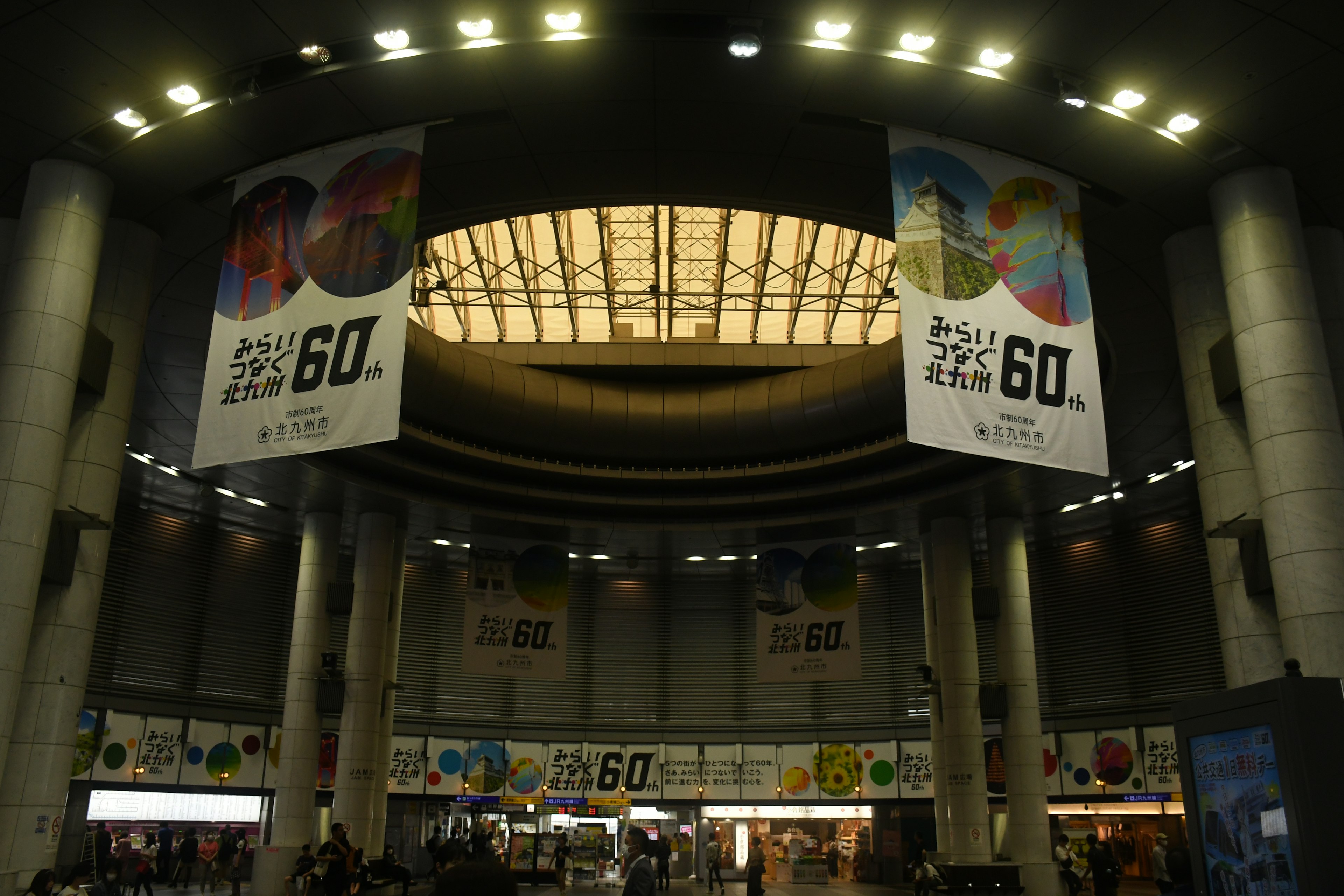 Ampio hall con striscioni che celebrano il 60° anniversario