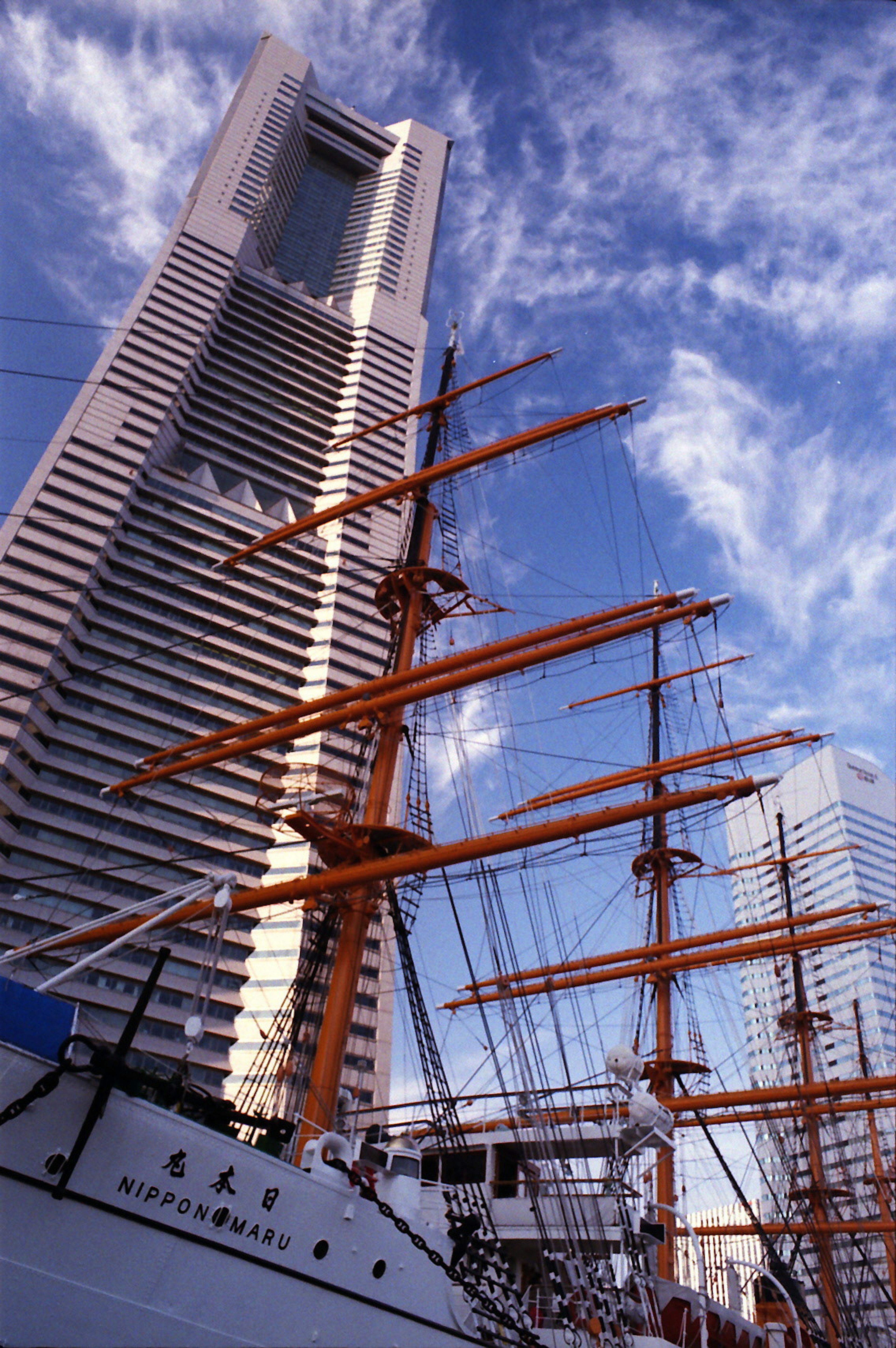 Schöne Aussicht auf den Yokohama Landmark Tower und ein Segelschiff