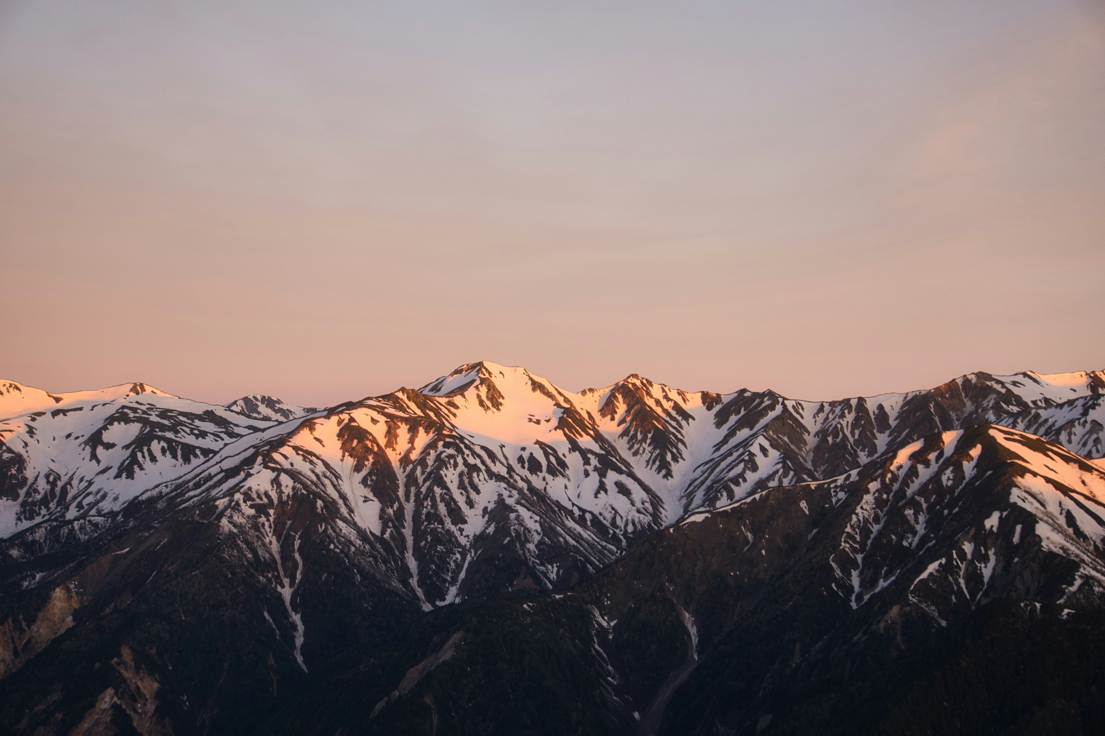 Cimes enneigées au coucher du soleil