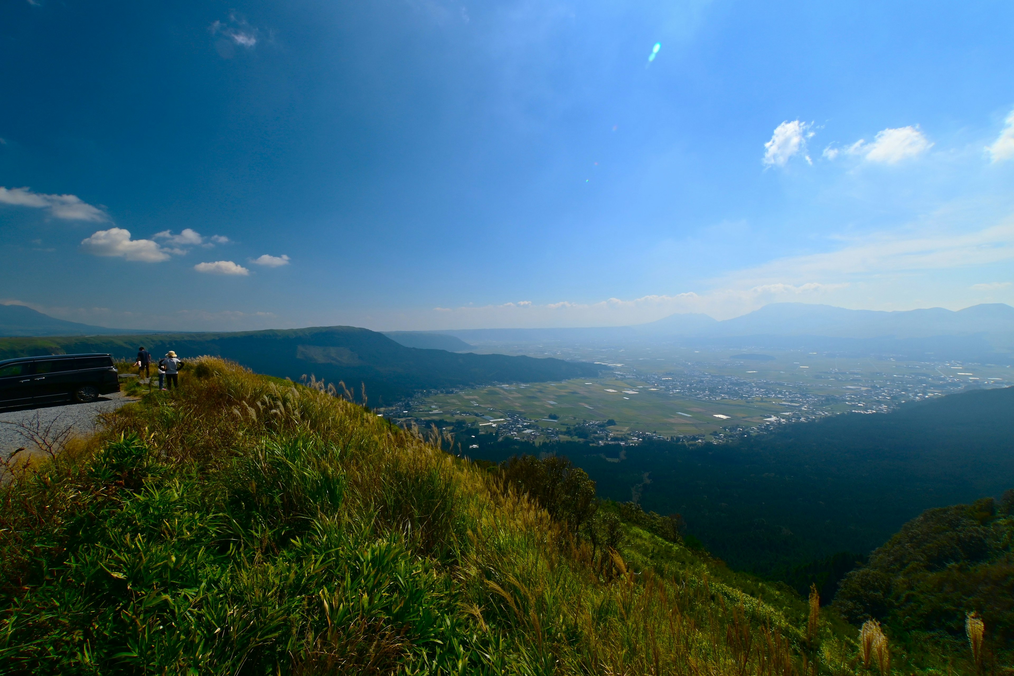 Vista ampia dalla cima di una montagna campi verdi sotto un cielo azzurro brillante