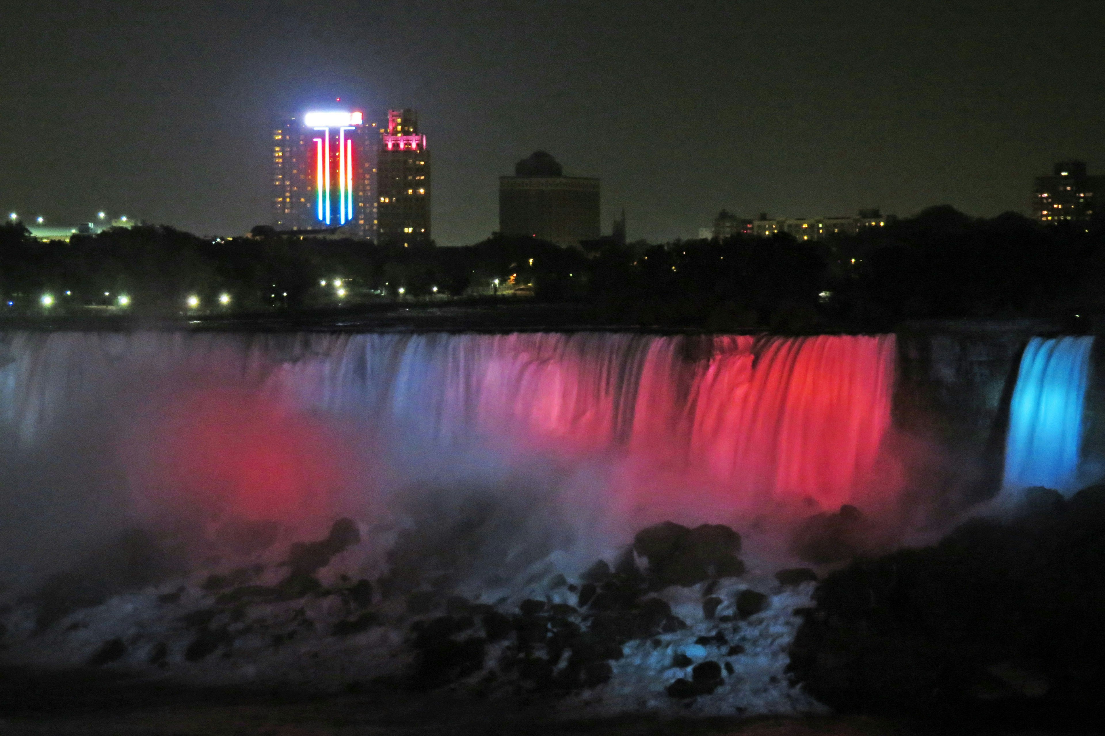 Chutes du Niagara la nuit illuminées de lumières colorées