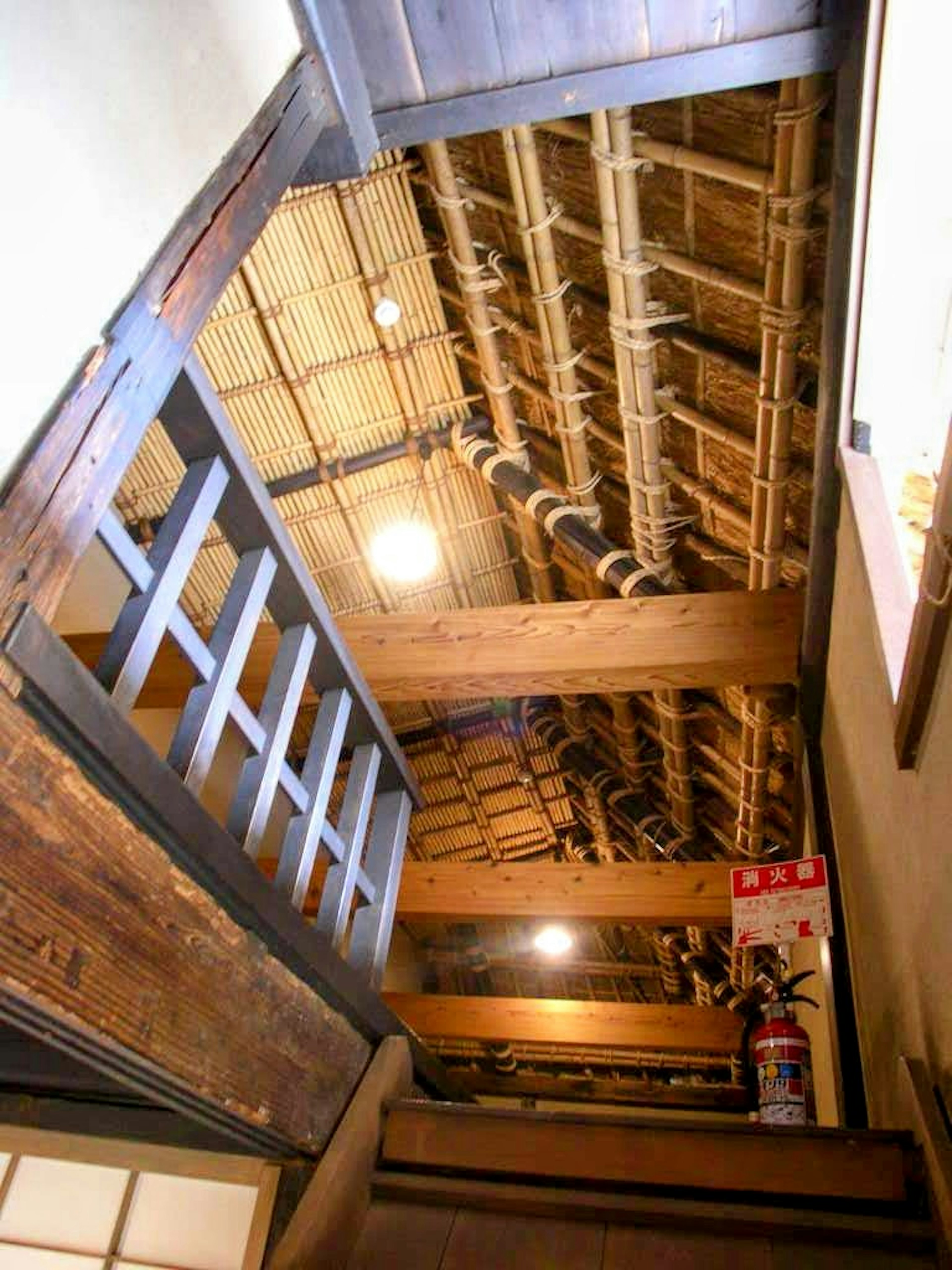 Vista interior de escaleras de madera y techo japonés tradicional