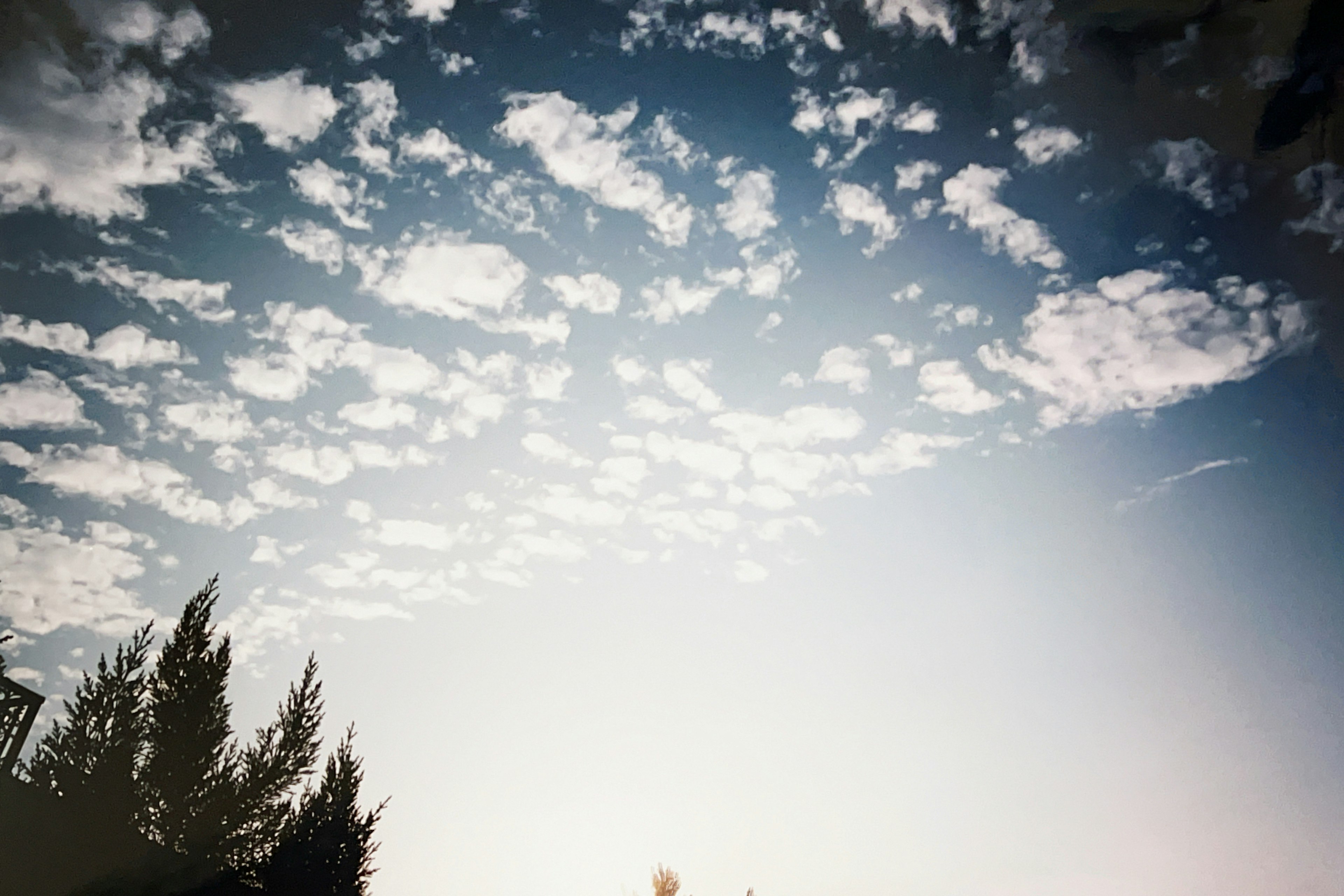 Une vue panoramique d'un ciel bleu avec des nuages blancs