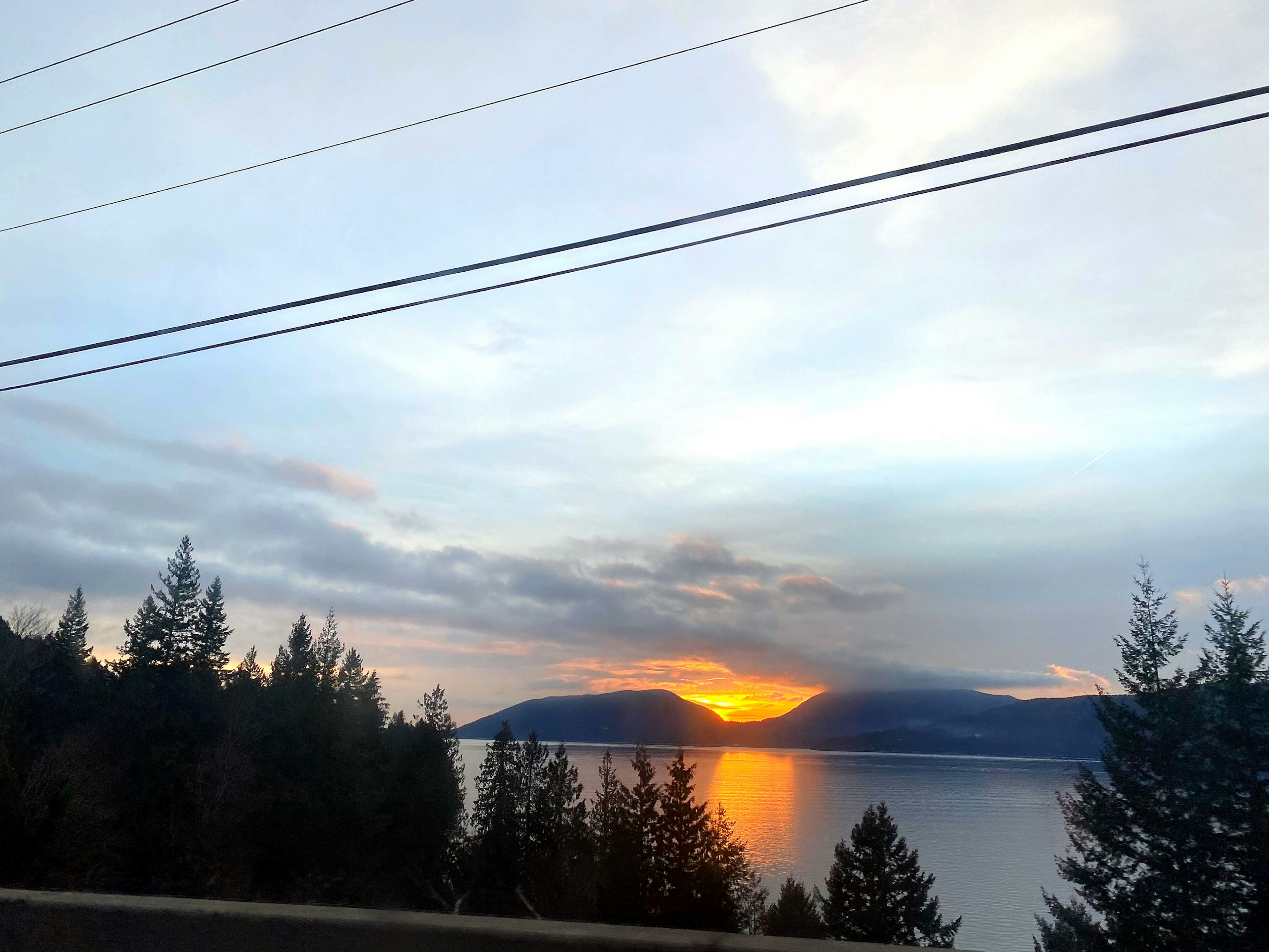 Bellissimo tramonto che si riflette sul lago circondato da alberi