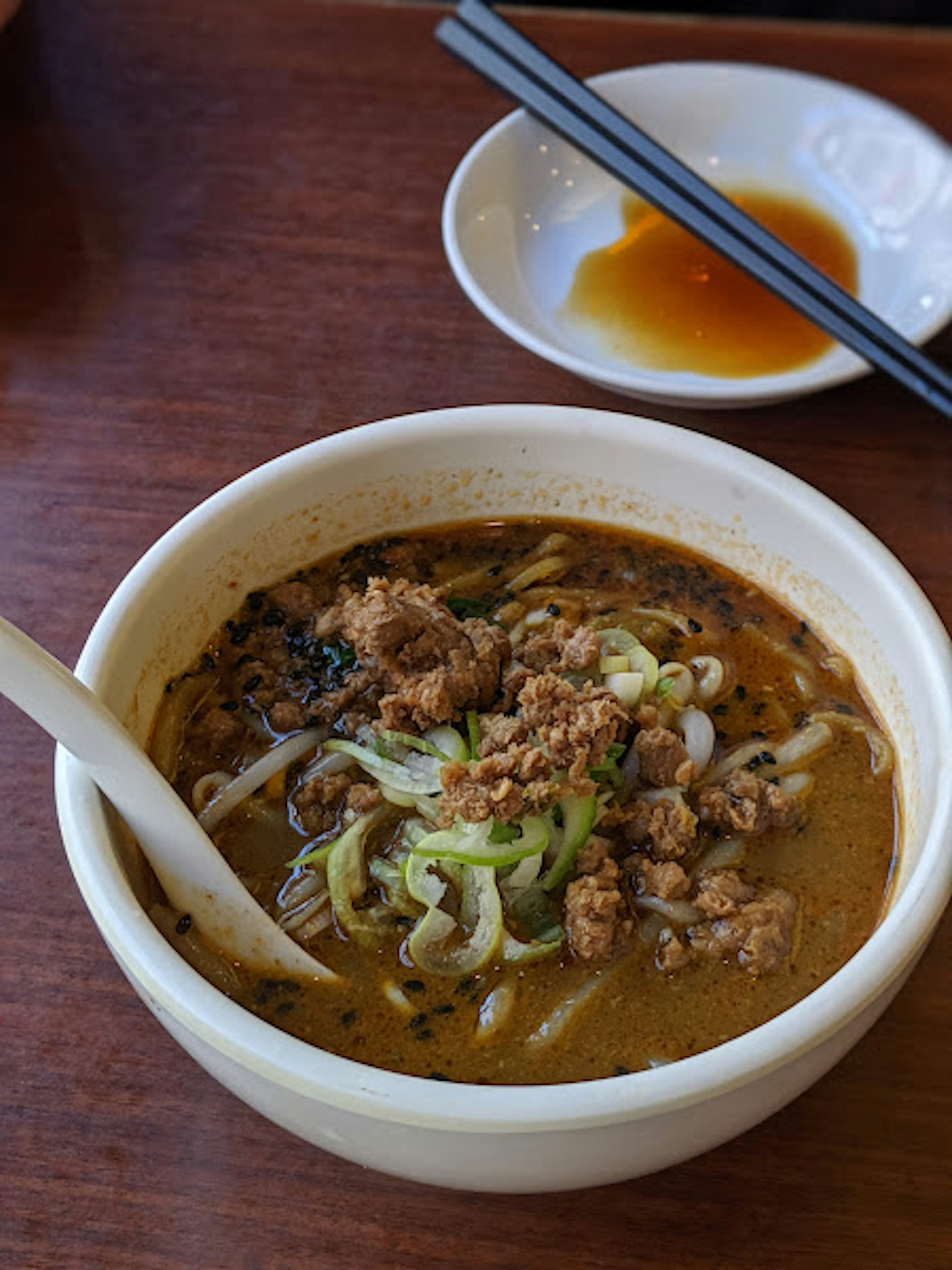 Ramen con sopa rica cubierta de carne y cebollitas