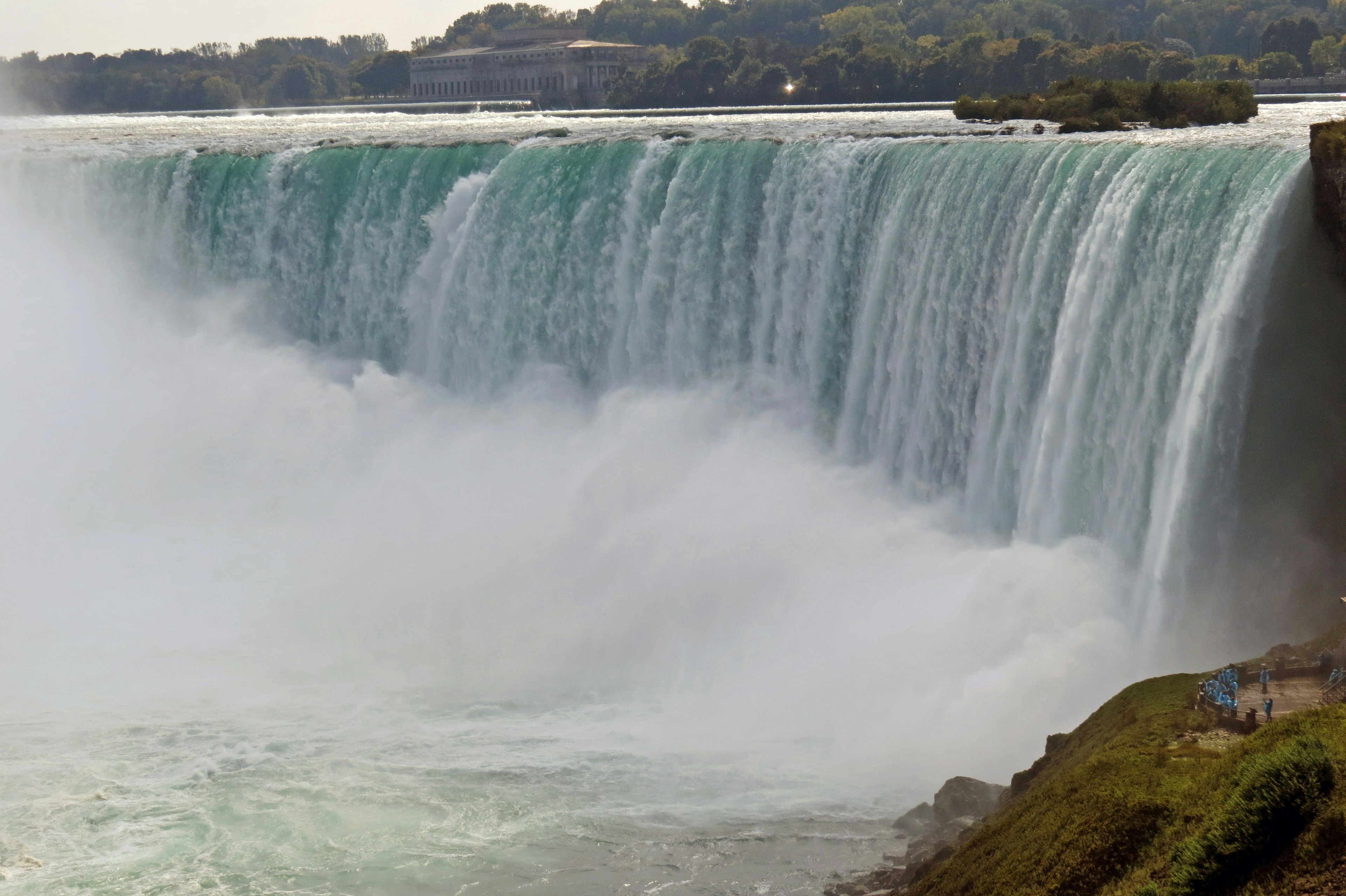 Vue majestueuse des chutes du Niagara avec de l'eau bleue et de la brume blanche