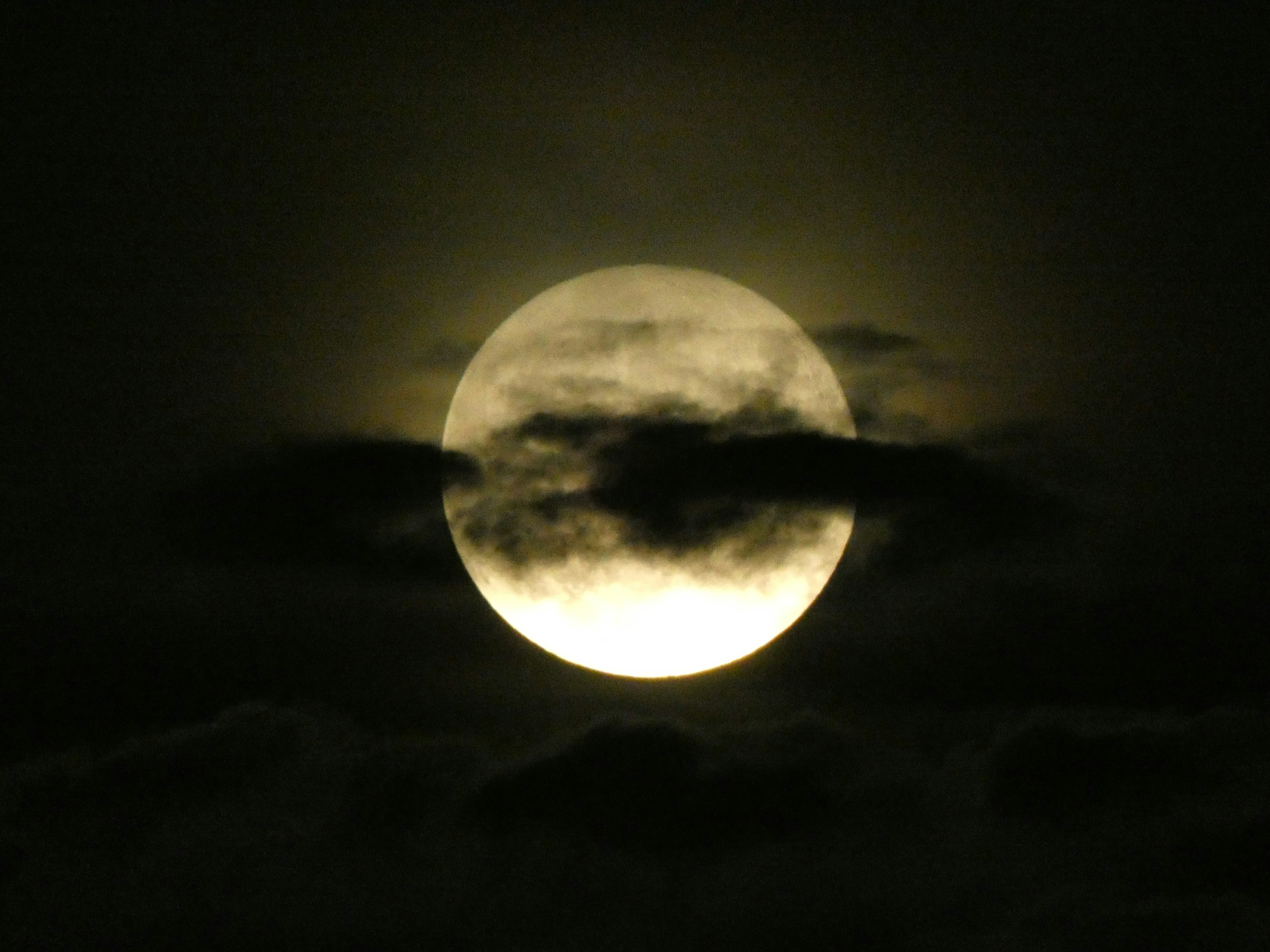 Bella vista della luna che brilla tra le nuvole