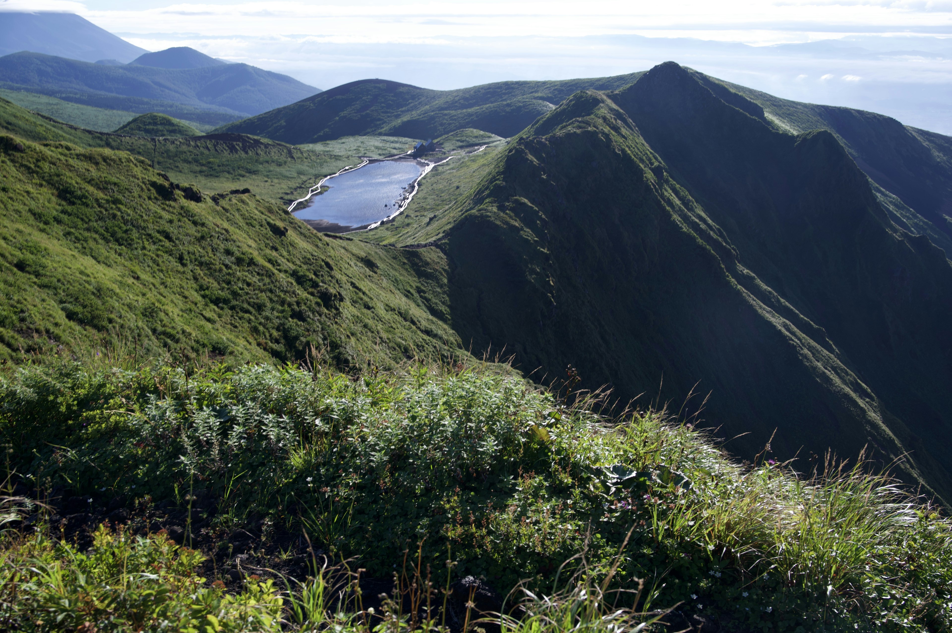 Paisaje montañoso exuberante con un pequeño estanque