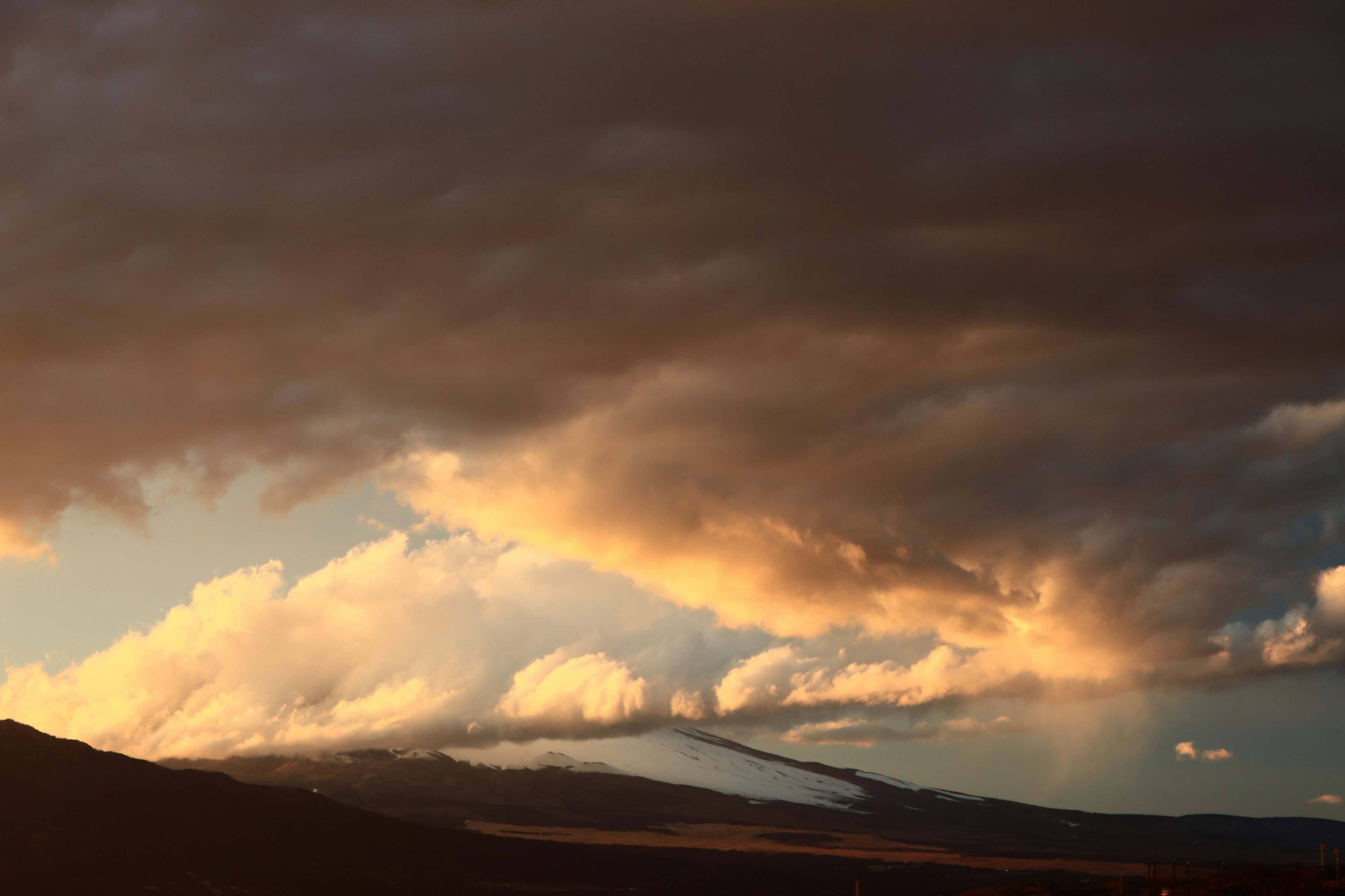 Hermoso paisaje de nubes sobre la montaña