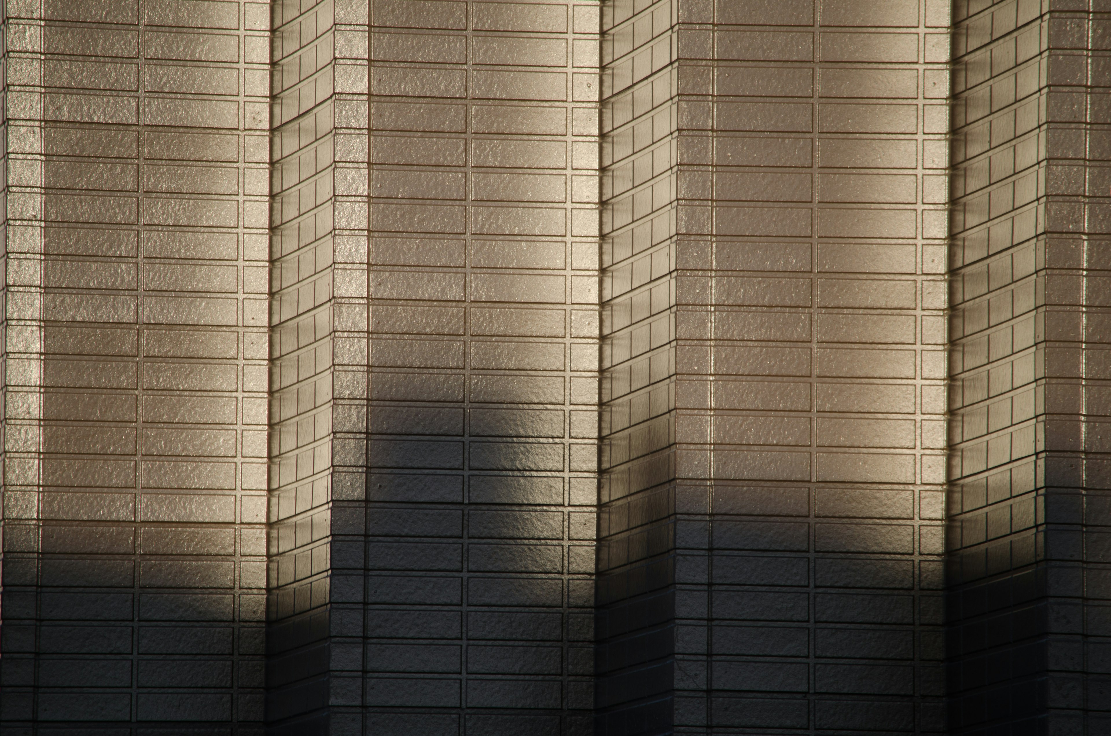 Contrasto di ombre e luce su una facciata di edificio