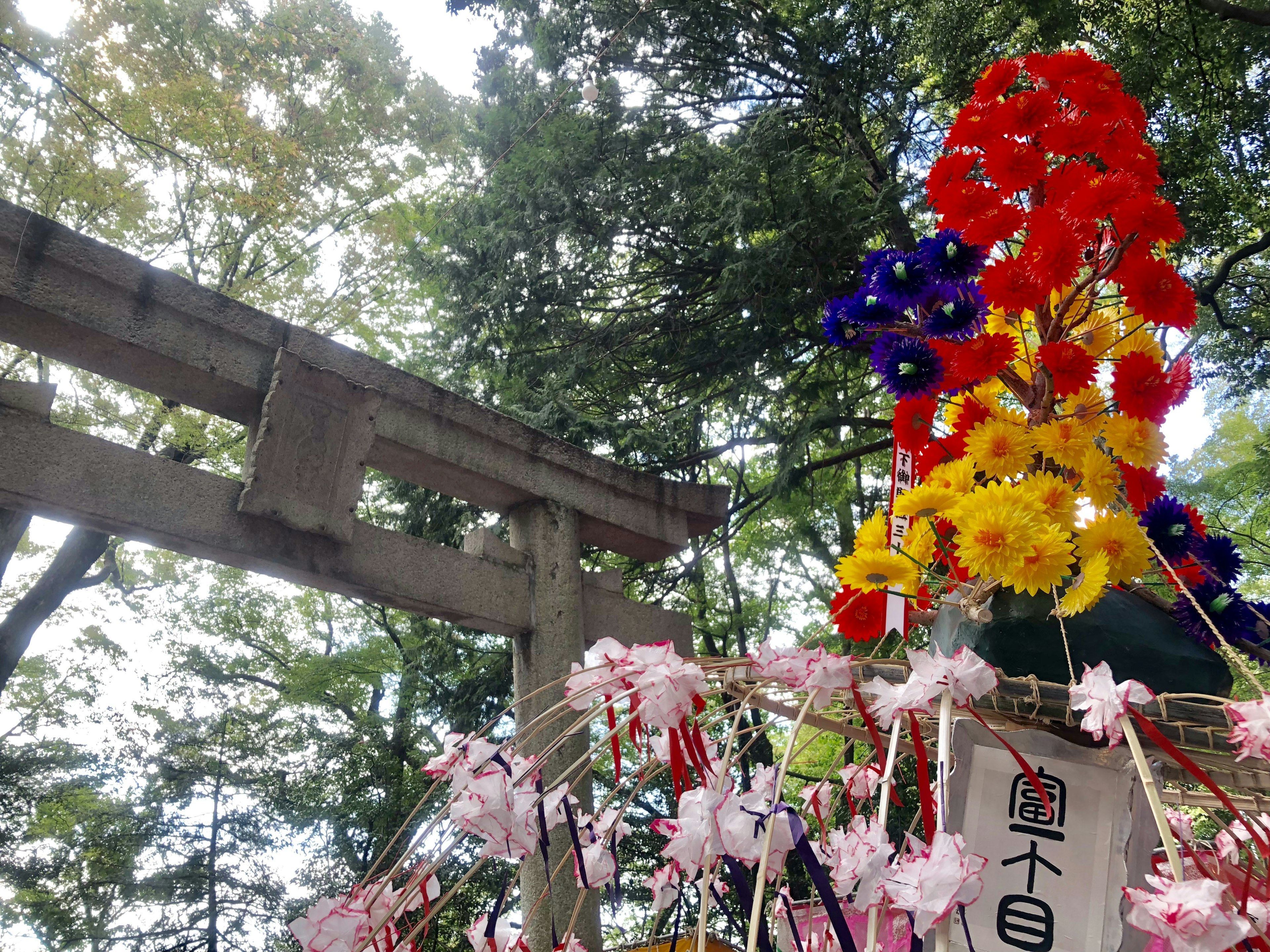 神社鸟居上装饰着五彩缤纷的花卉装饰的美丽景象