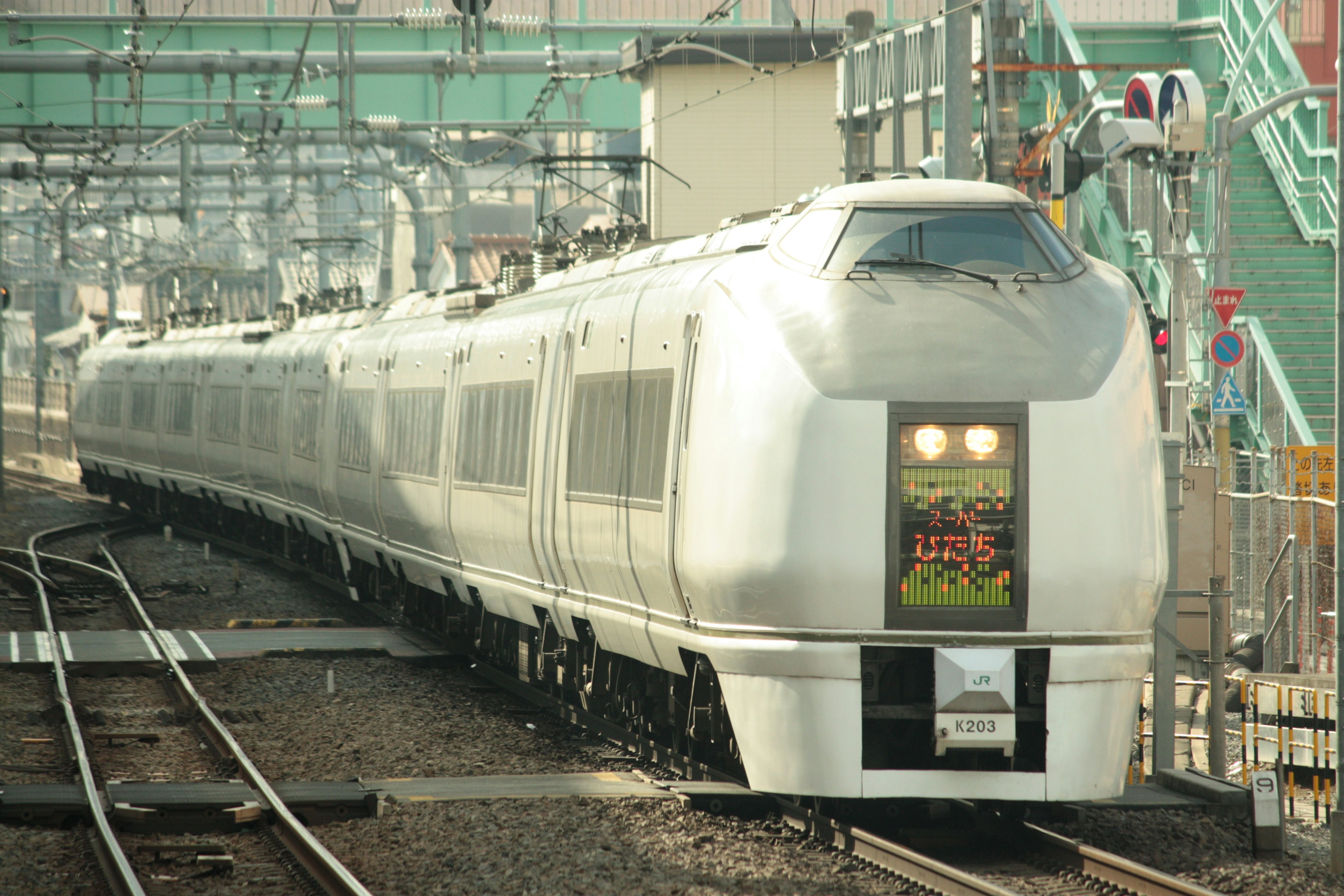 白い電車が線路を走っている風景