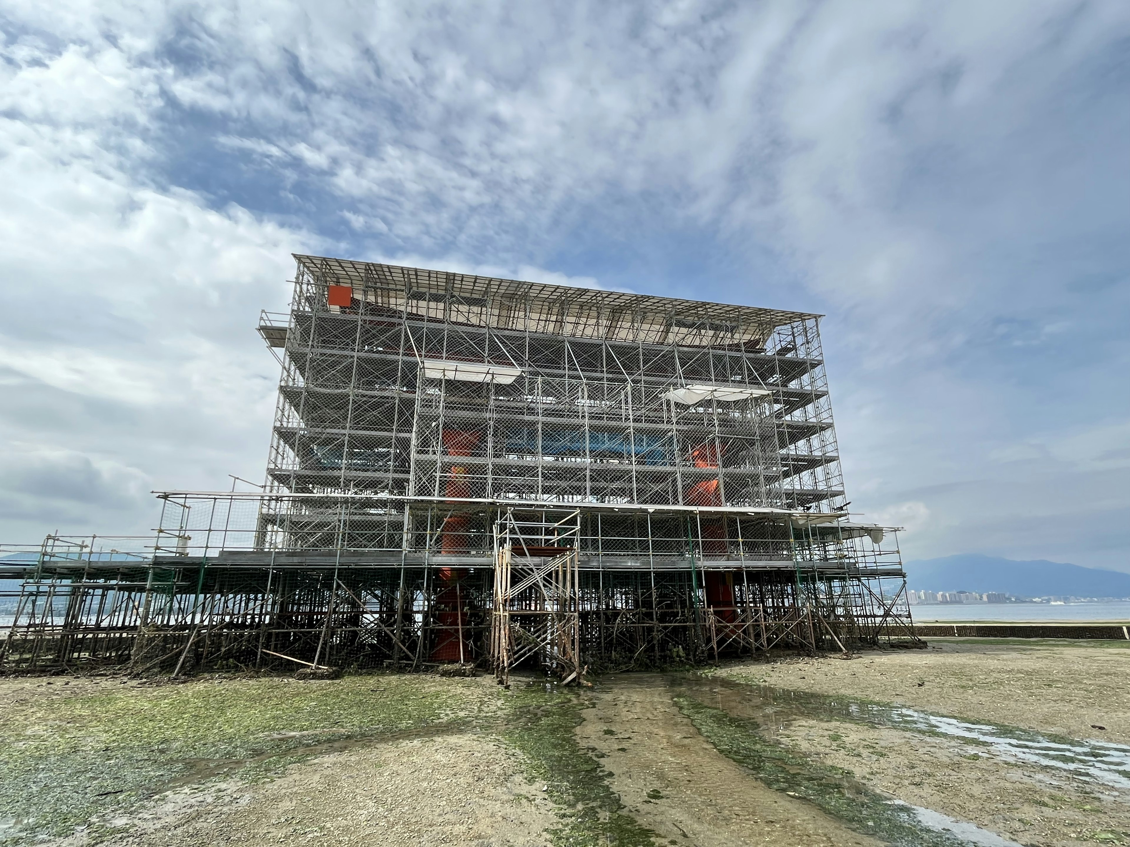 Site de construction avec un bâtiment et des échafaudages