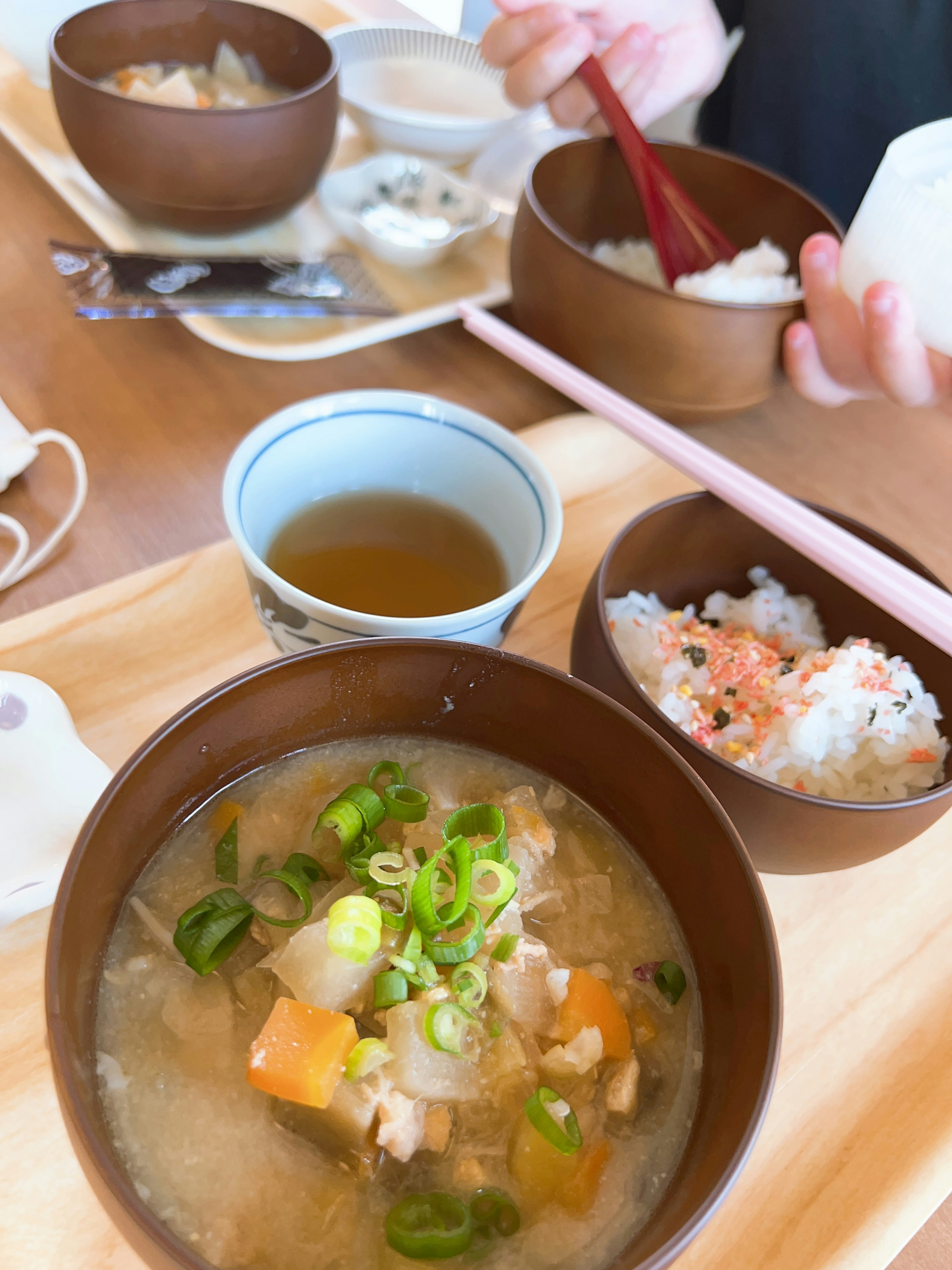 Warme Miso-Suppe mit Reis und Gemüse und Hähnchen