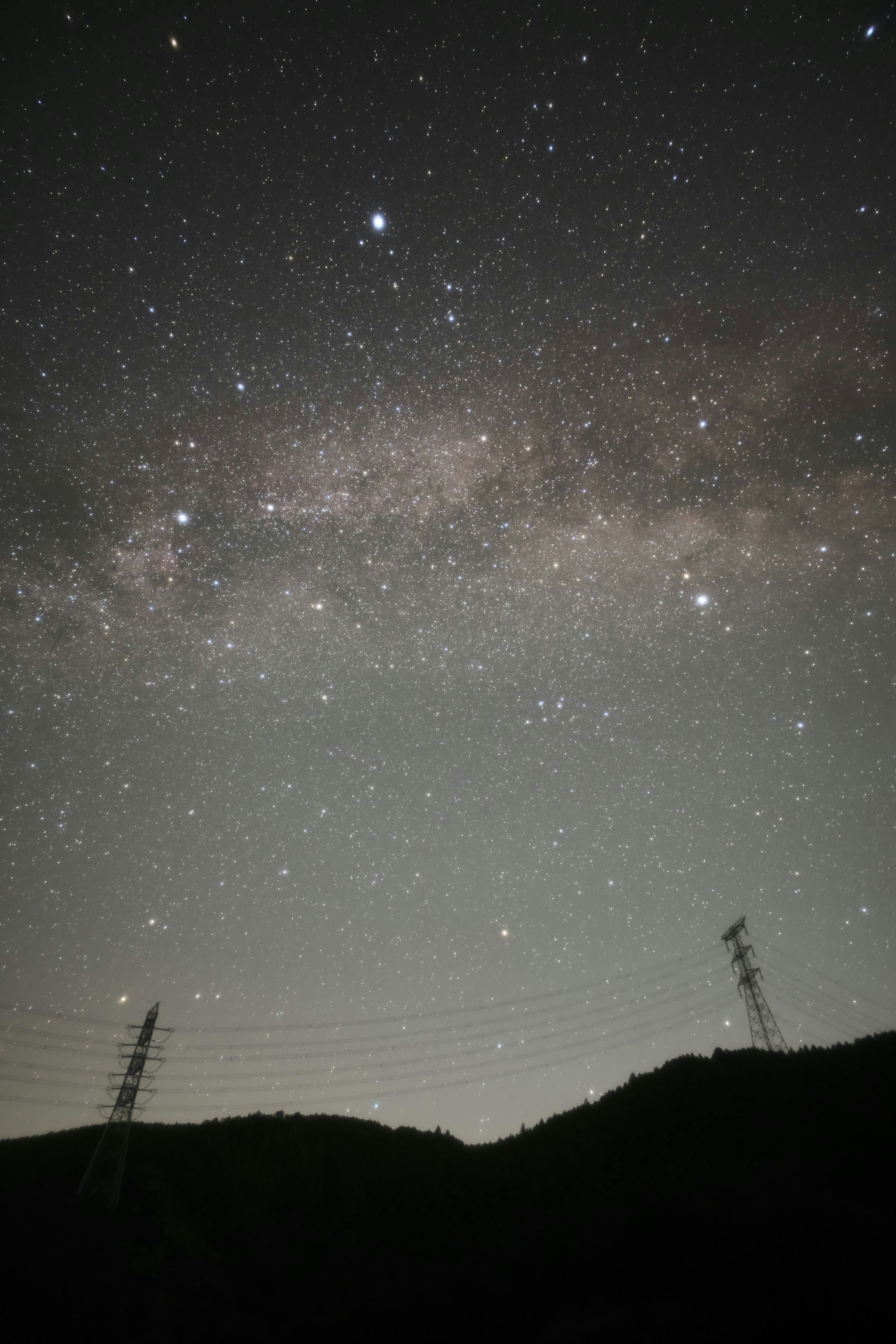 夜空中可见星星和银河