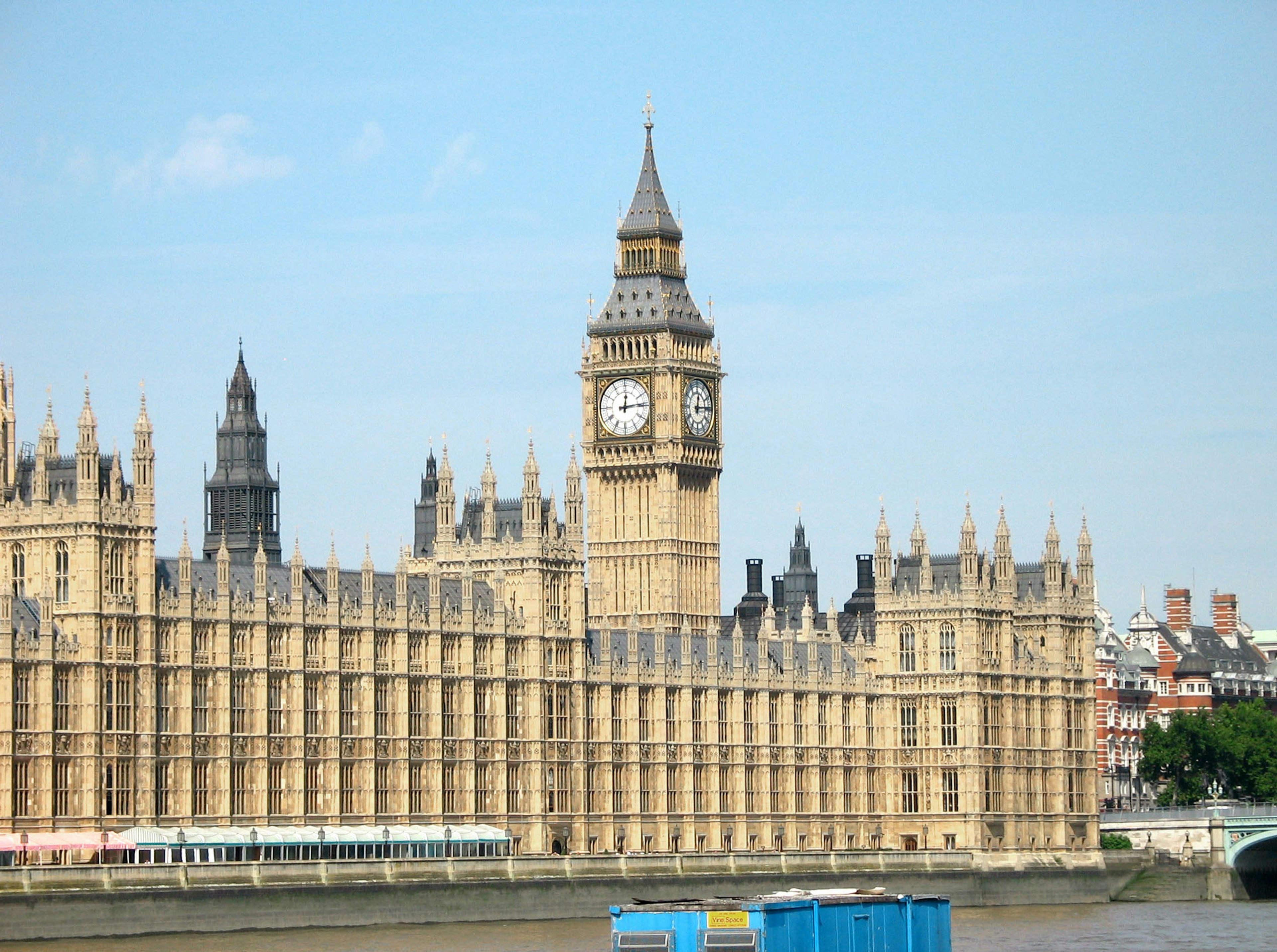 Vista de Big Ben y el lado del Palacio de Westminster en Londres