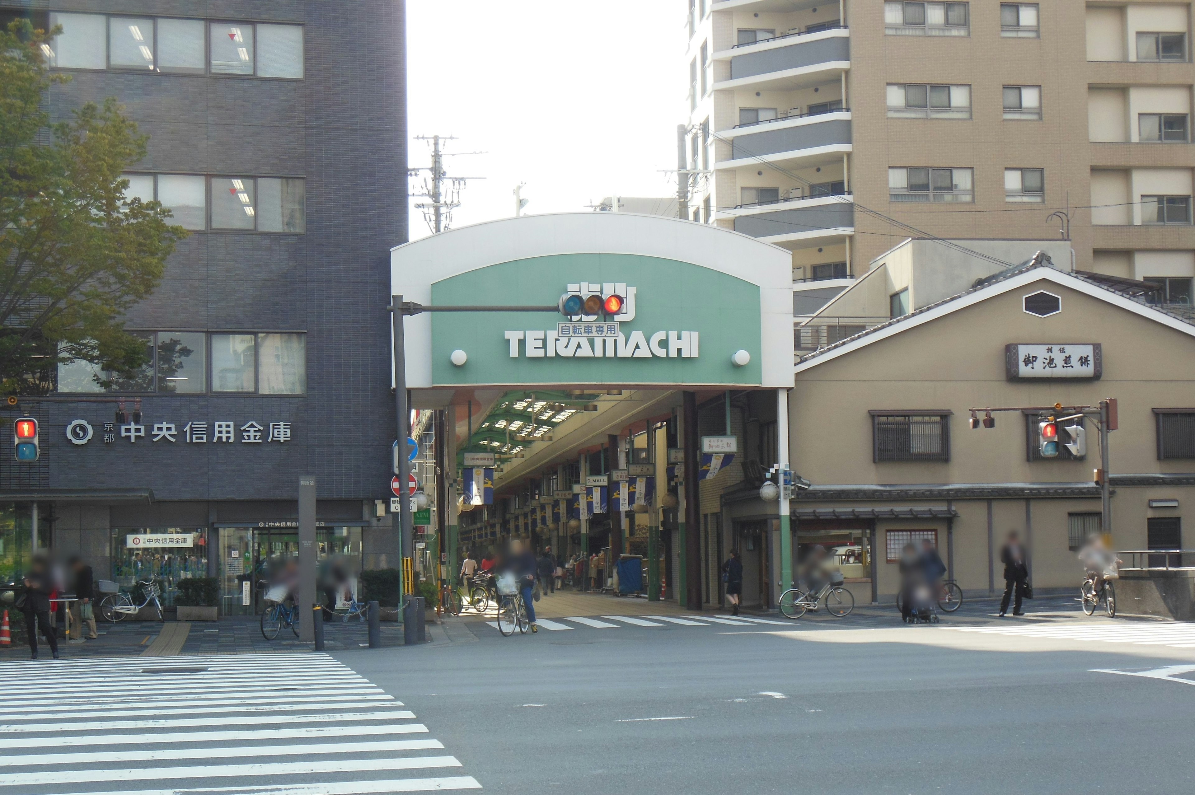 Straßenansicht mit dem Eingang der Station Teramachi