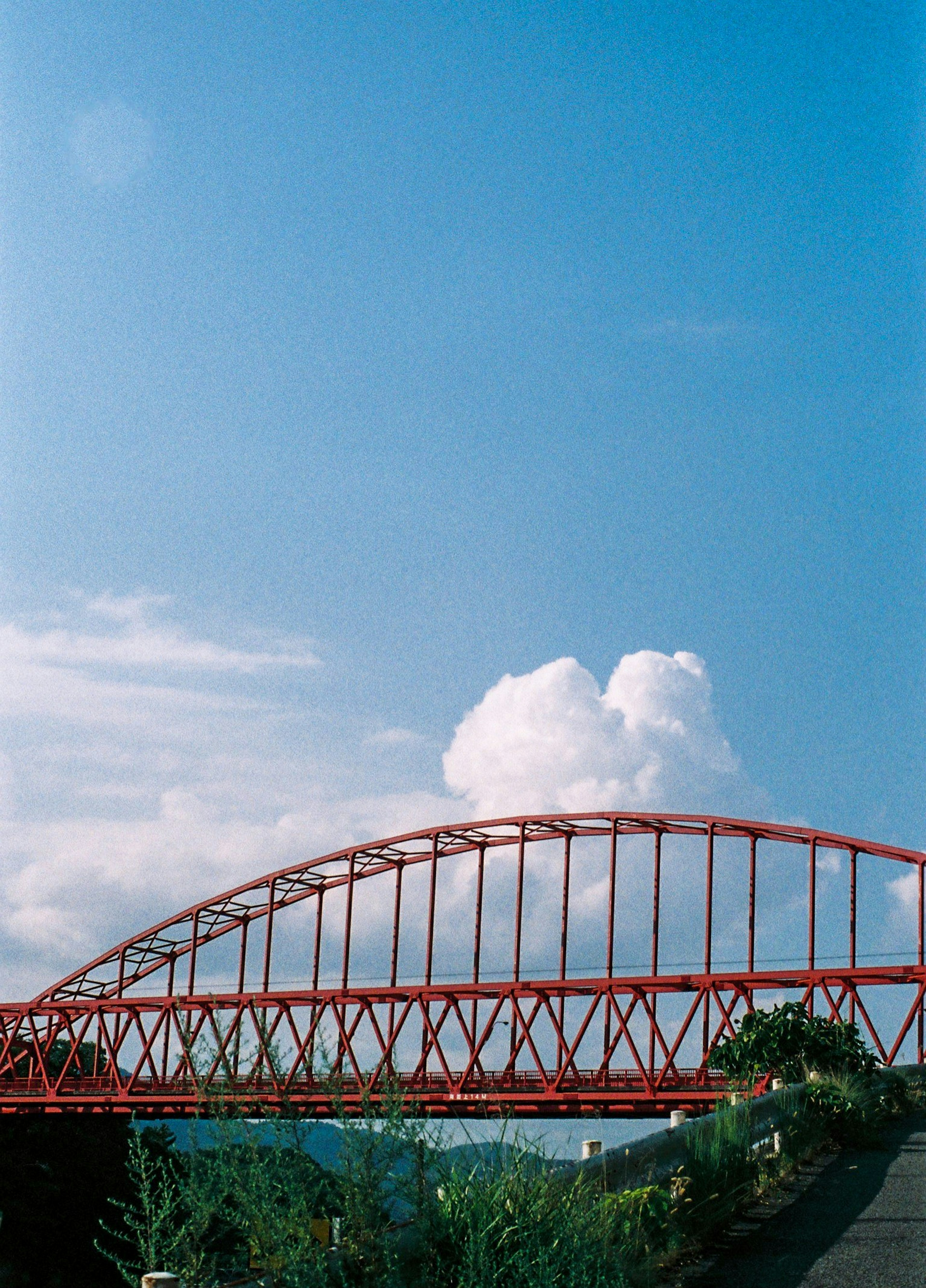 Vue d'un pont en arc rouge sous un ciel bleu