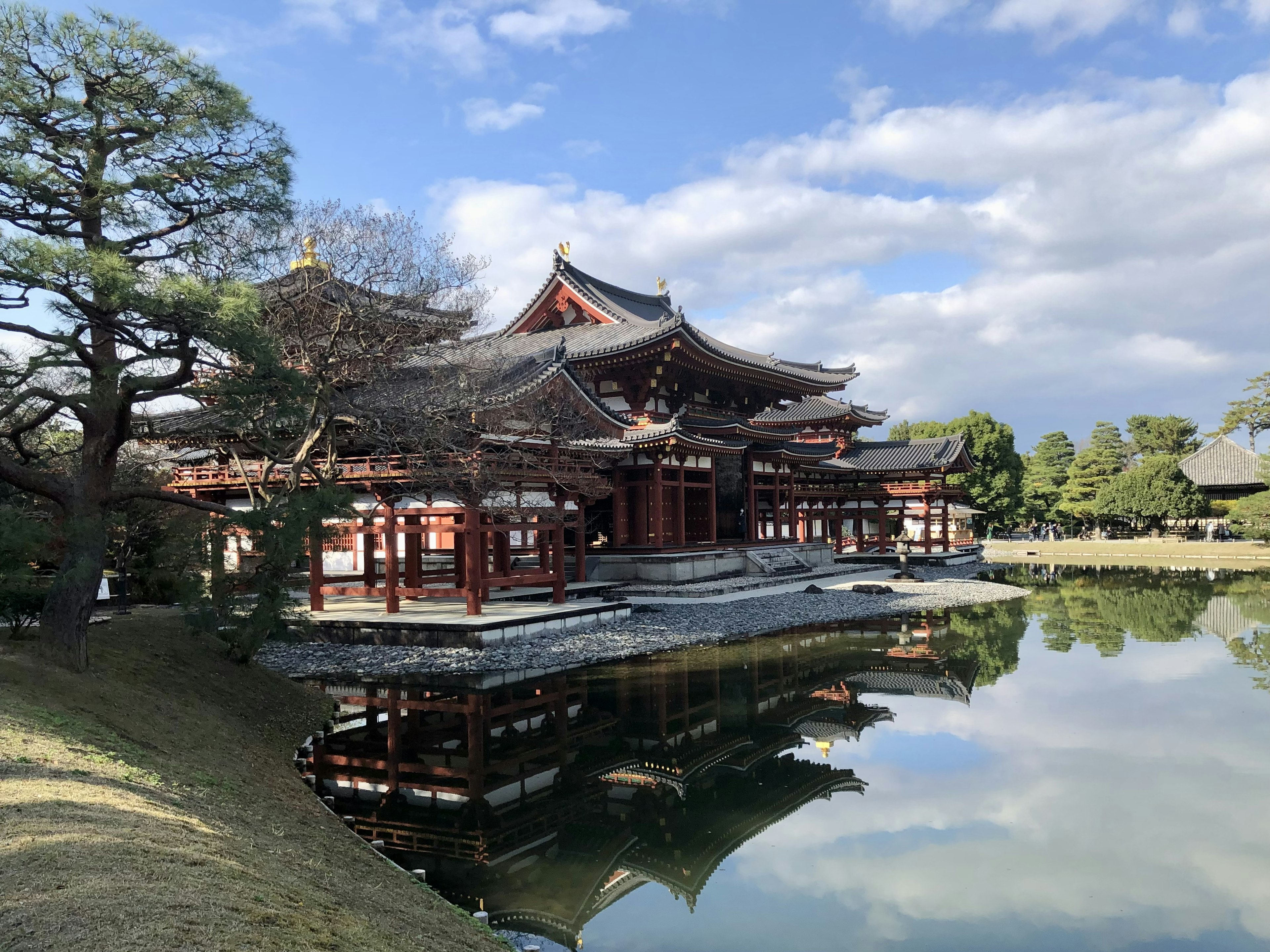 สถาปัตยกรรมญี่ปุ่นแบบดั้งเดิมของวัด Byodoin ข้างบ่อน้ำที่เงียบสงบ