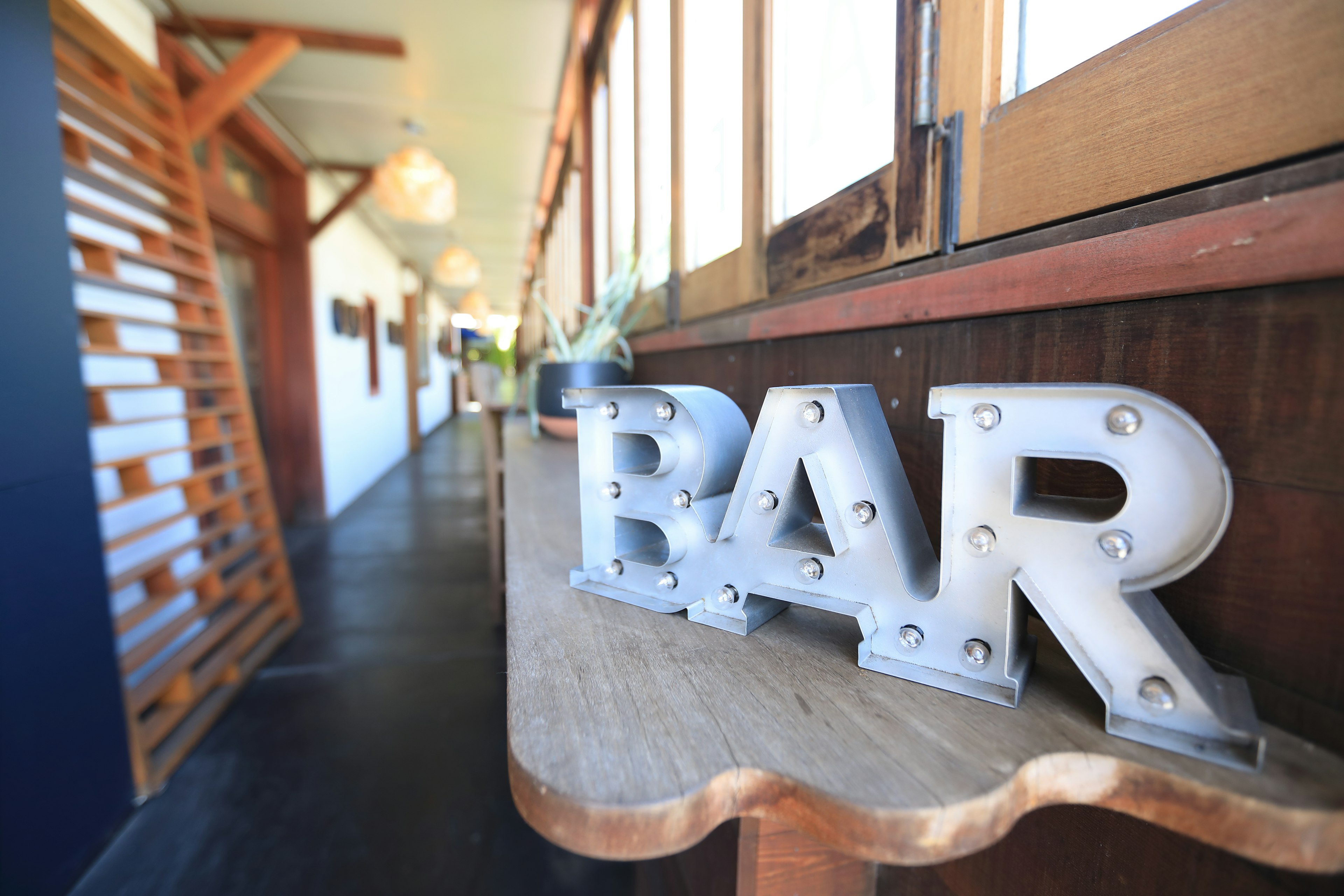 Couloir intérieur avec un panneau BAR en évidence