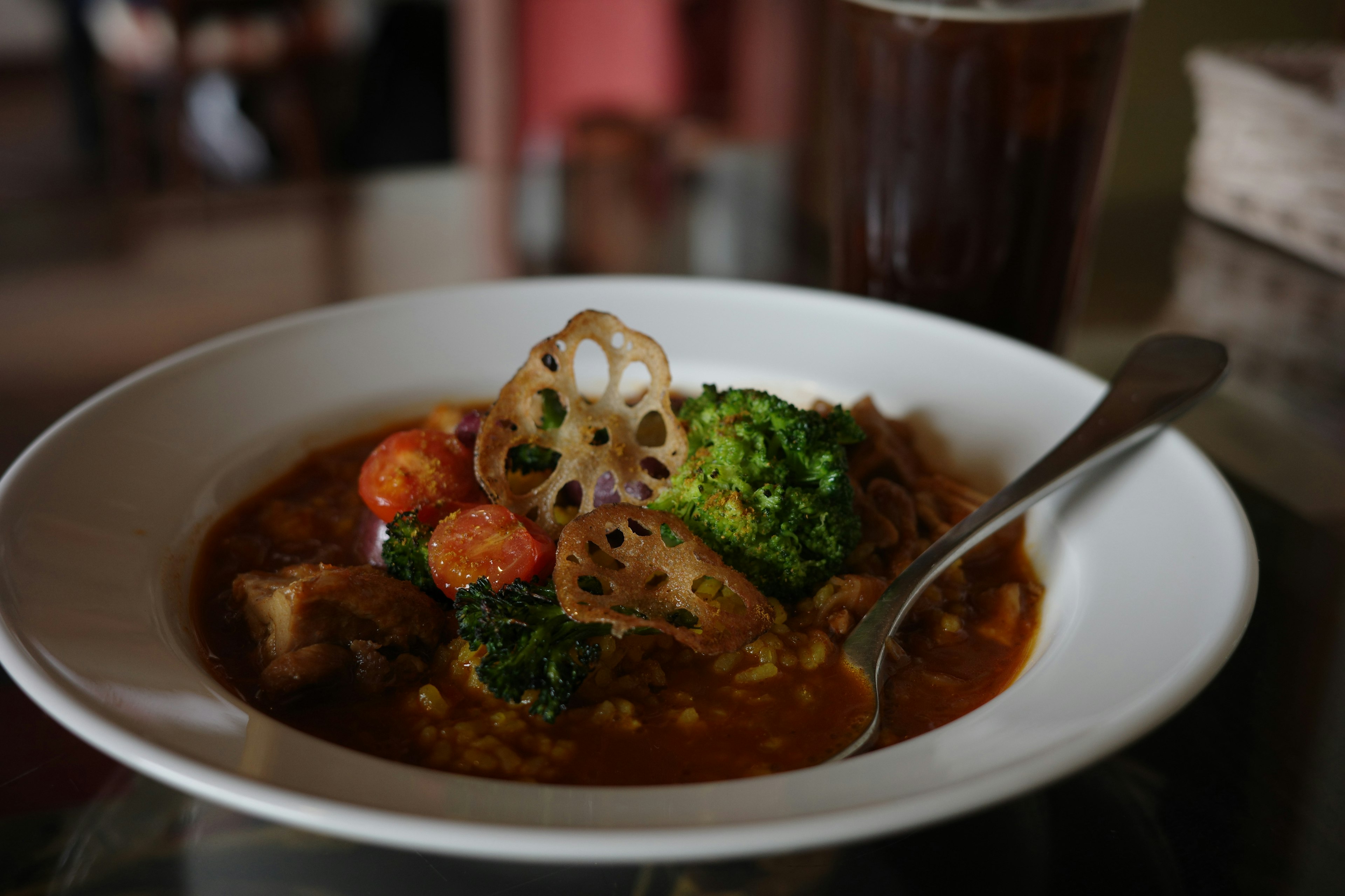 Un bol de soupe délicieux avec du brocoli et de la racine de lotus