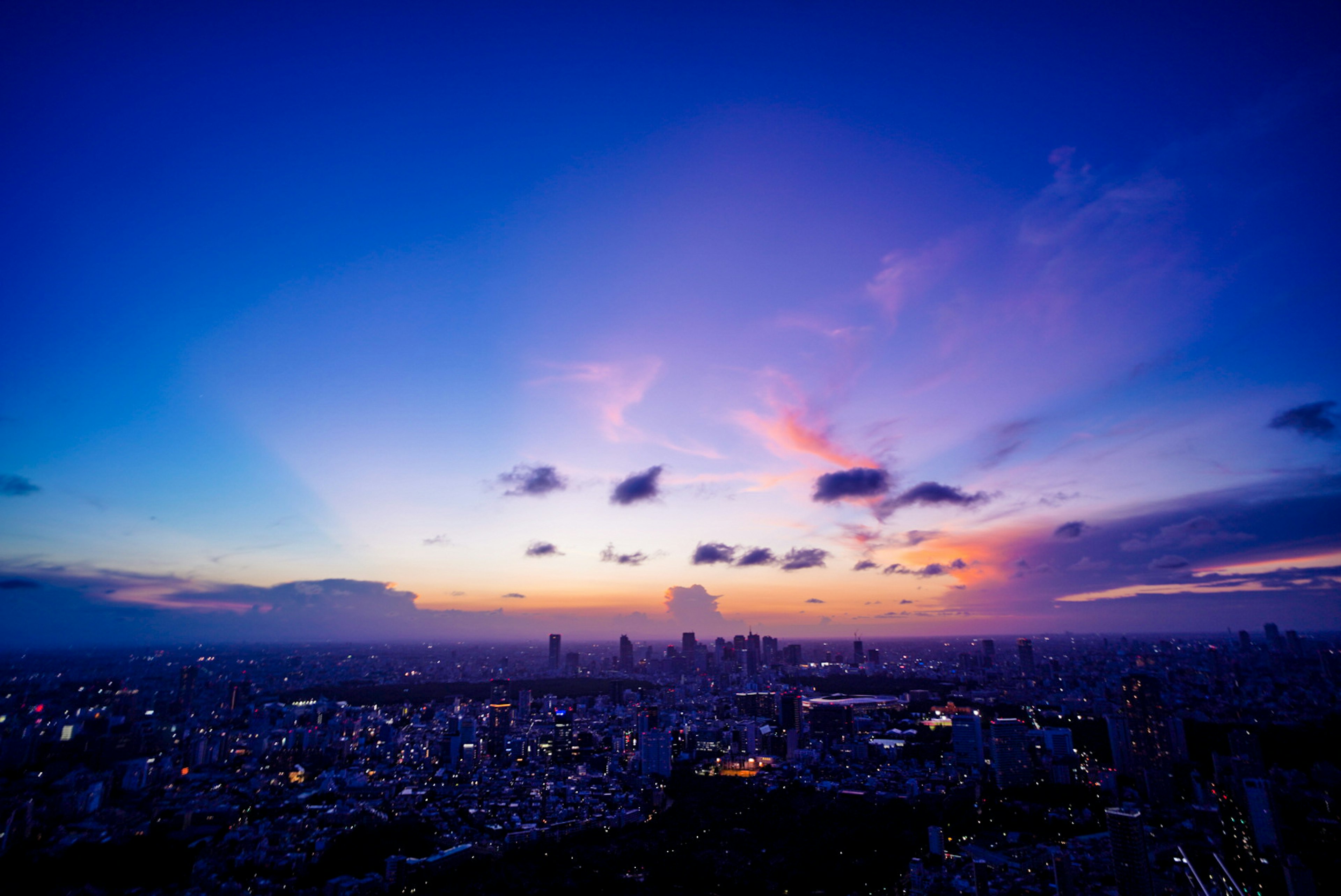 Splendido cielo al tramonto su uno skyline urbano illuminato