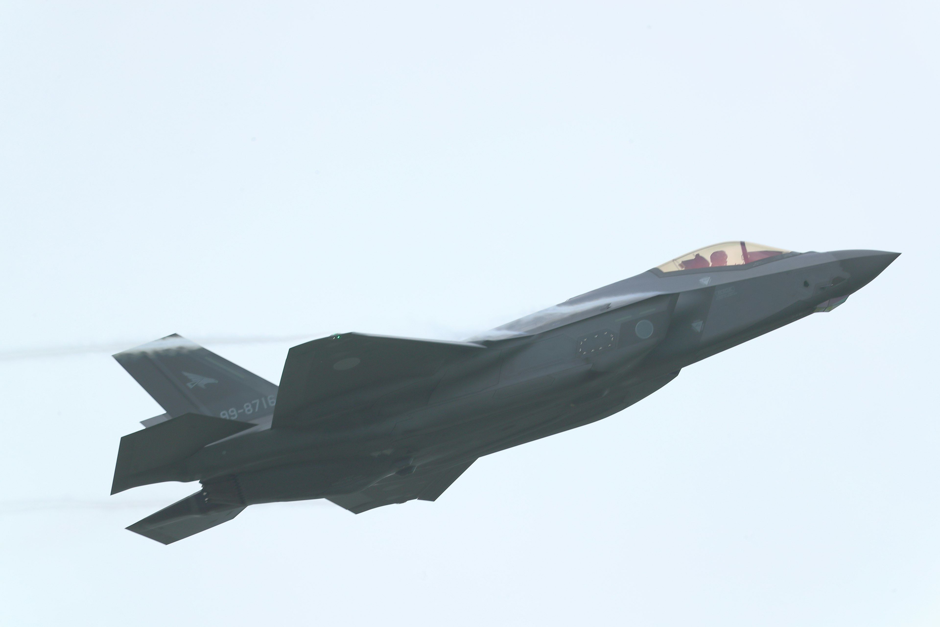 Caza F-35 volando en el cielo