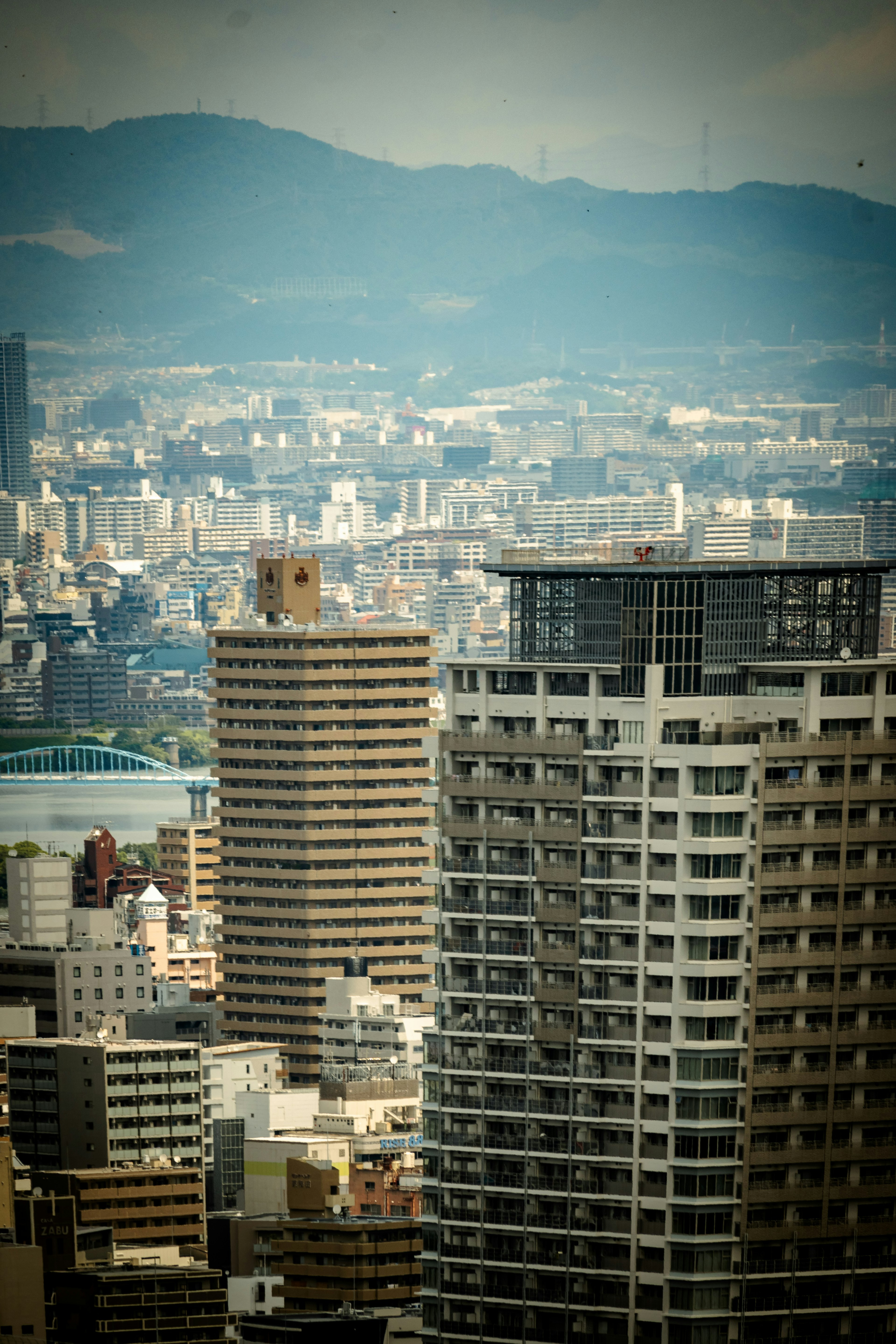 高層ビルと都市の風景を背景にした画像