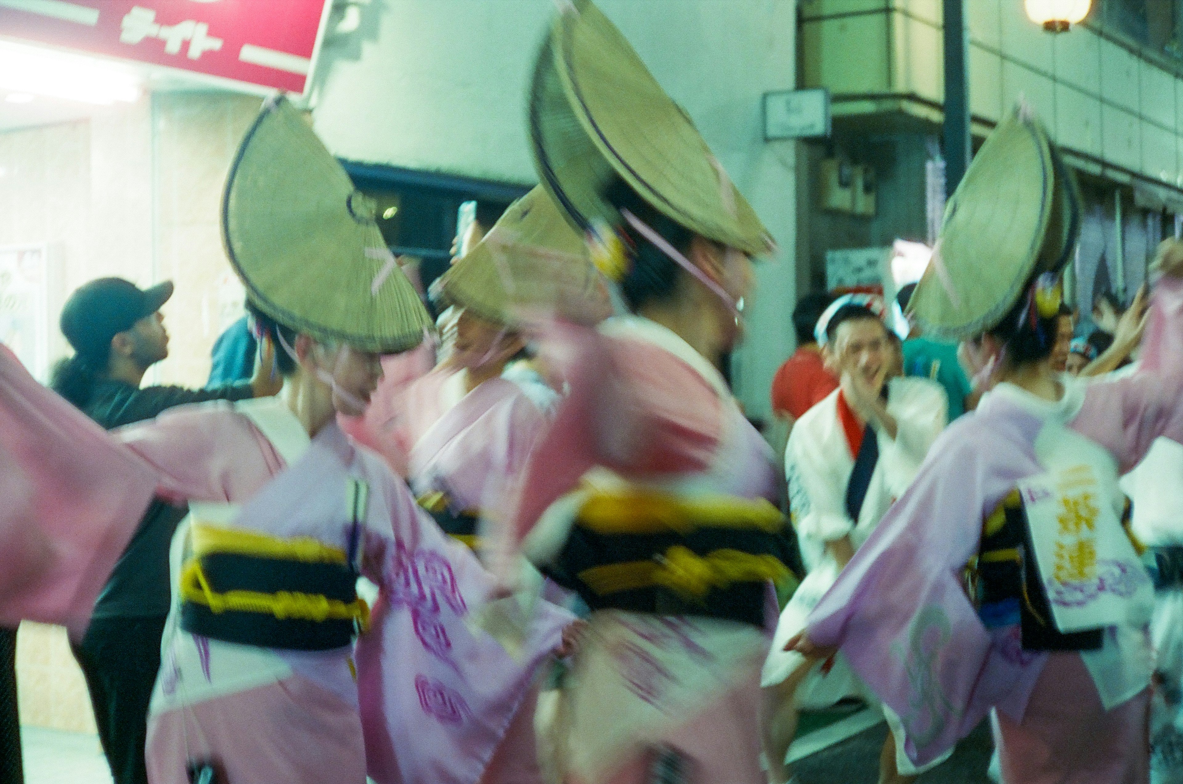 Una foto de mujeres en atuendos japoneses tradicionales bailando durante un festival