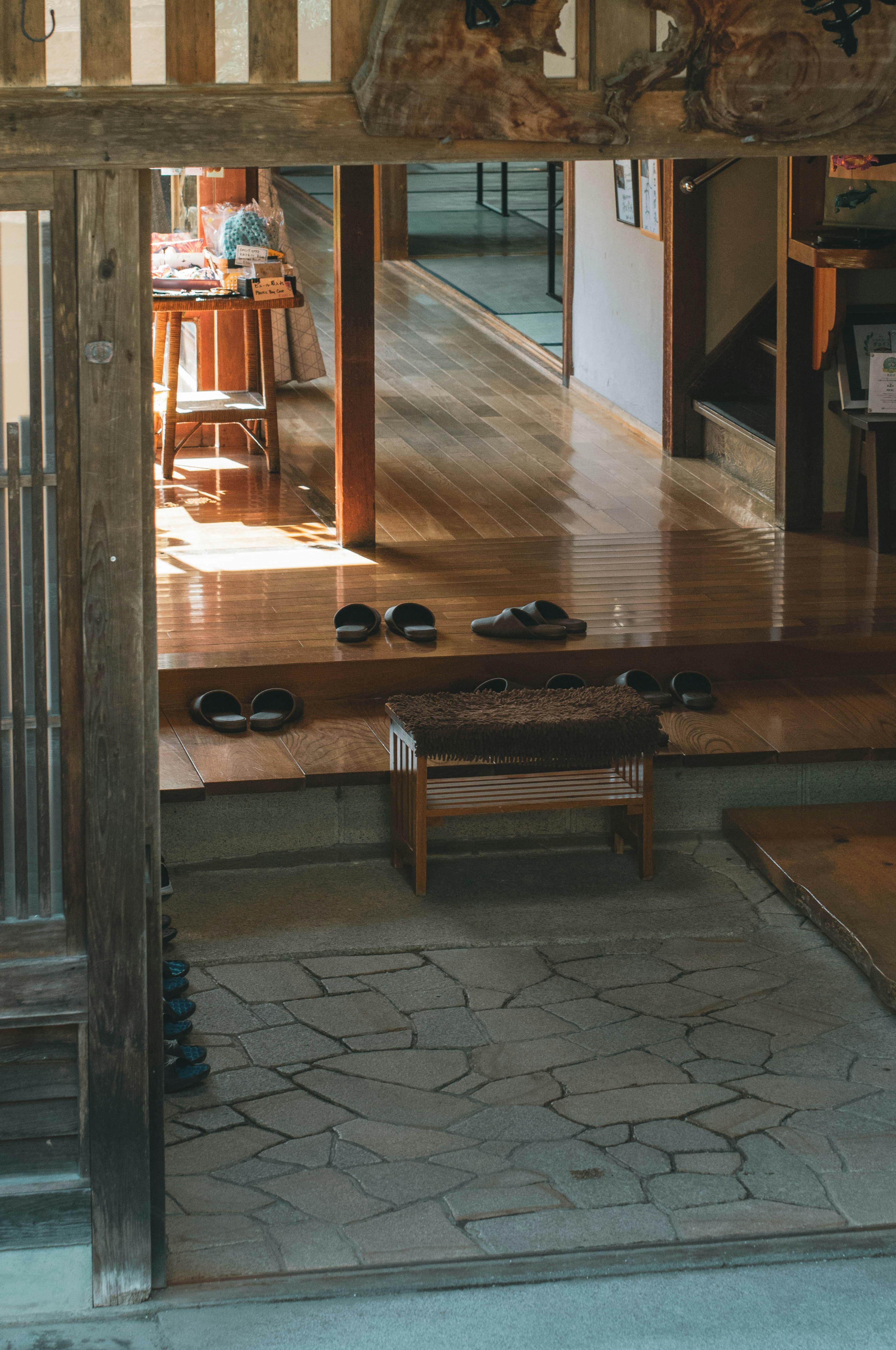 Interior de una casa tradicional japonesa con suelos de madera y zapatillas