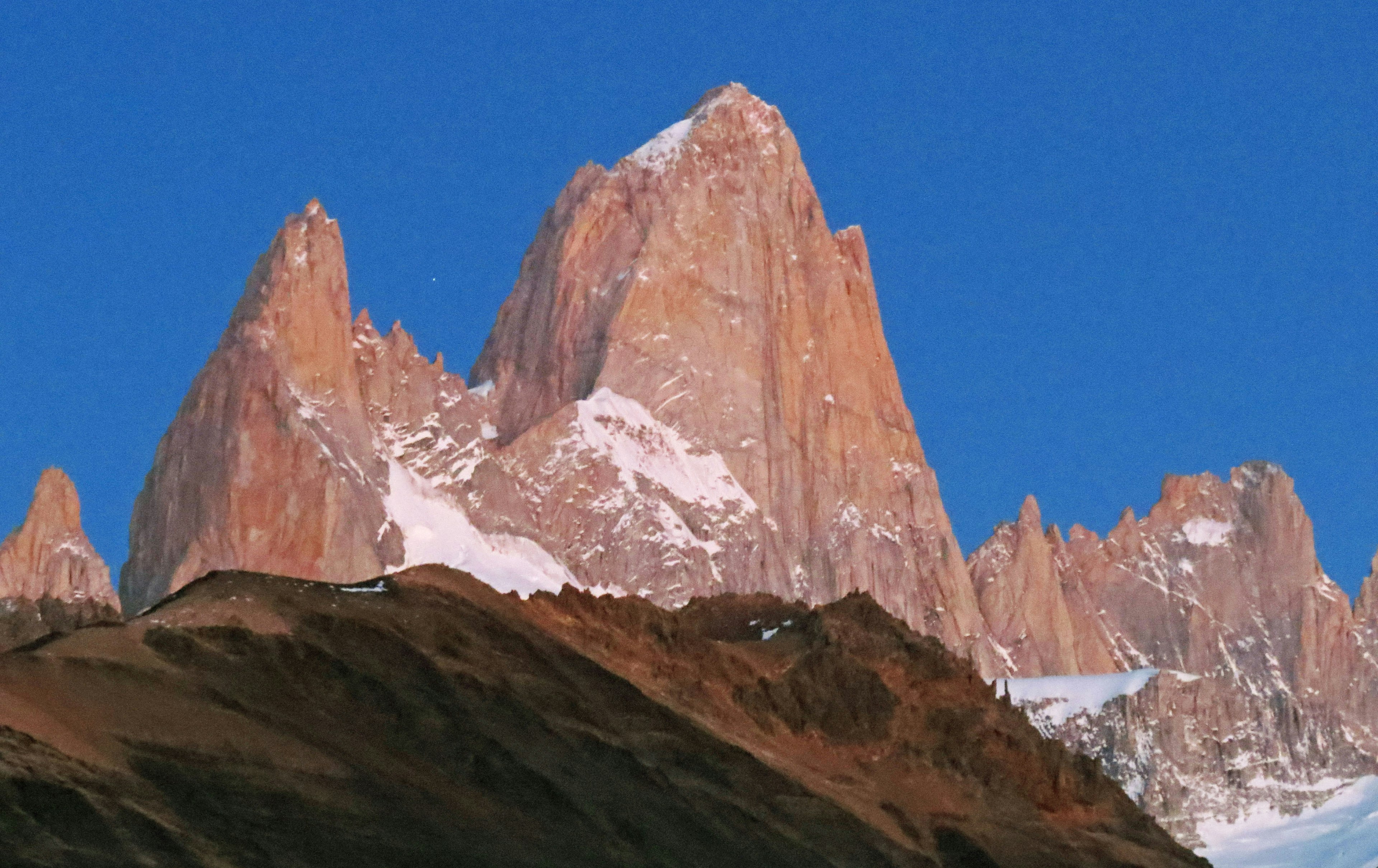 ทิวทัศน์ที่น่าทึ่งของ Cerro Torre ในปาตาโกเนียท้องฟ้าสีฟ้าใสและยอดเขาที่มีหิมะ