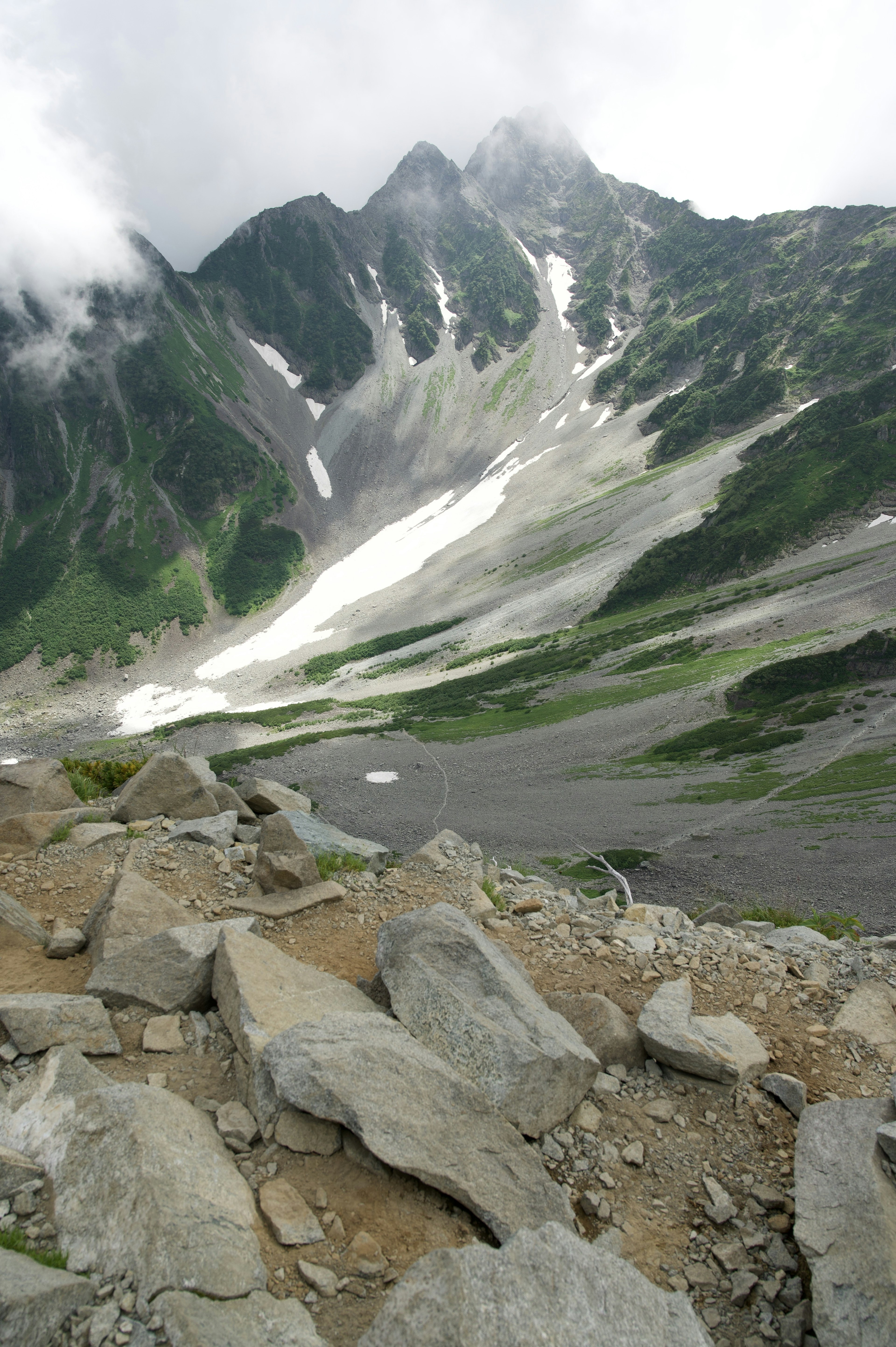 有雲的山地景觀和岩石地形