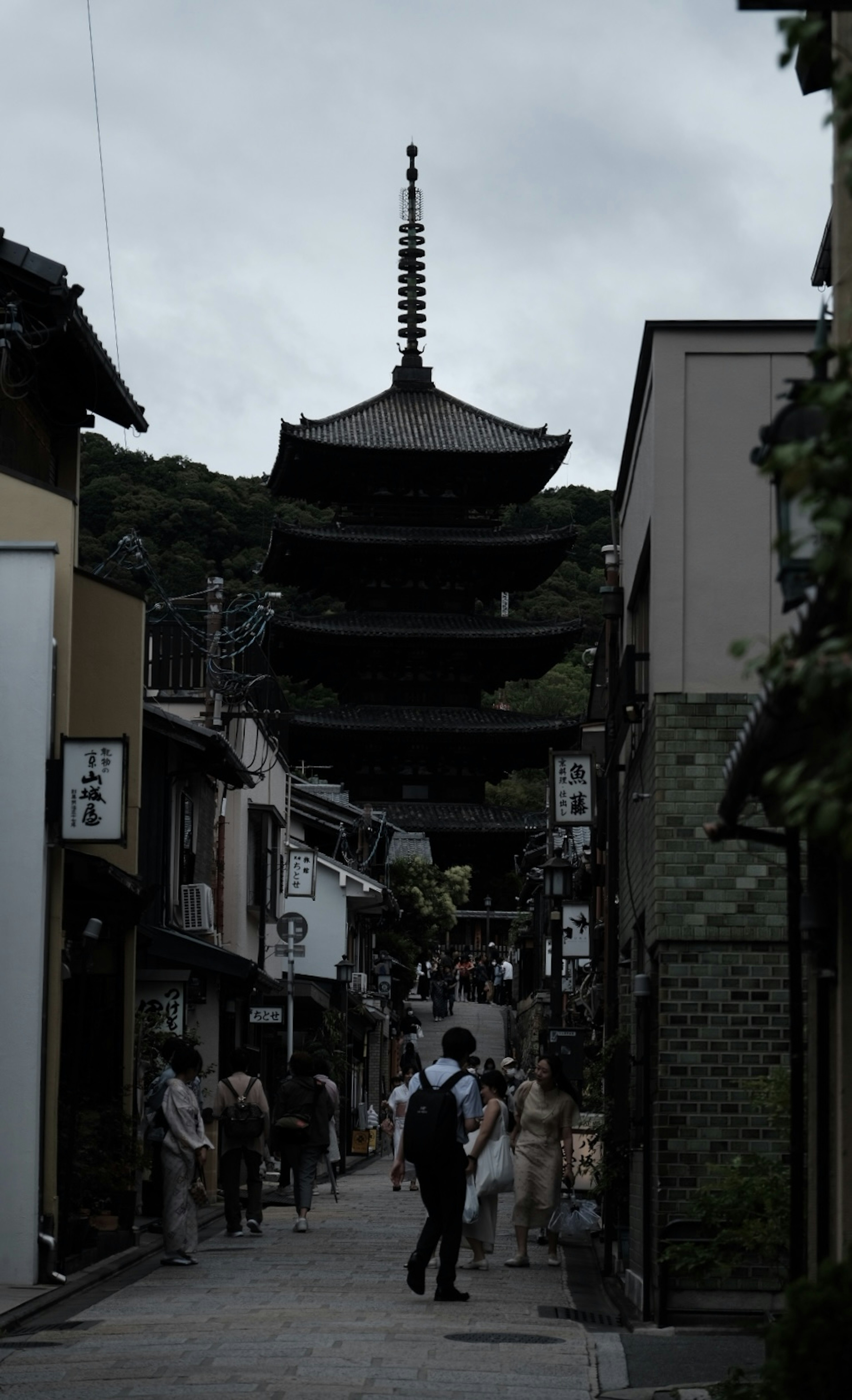 Vista di strada con edifici tradizionali e una pagoda