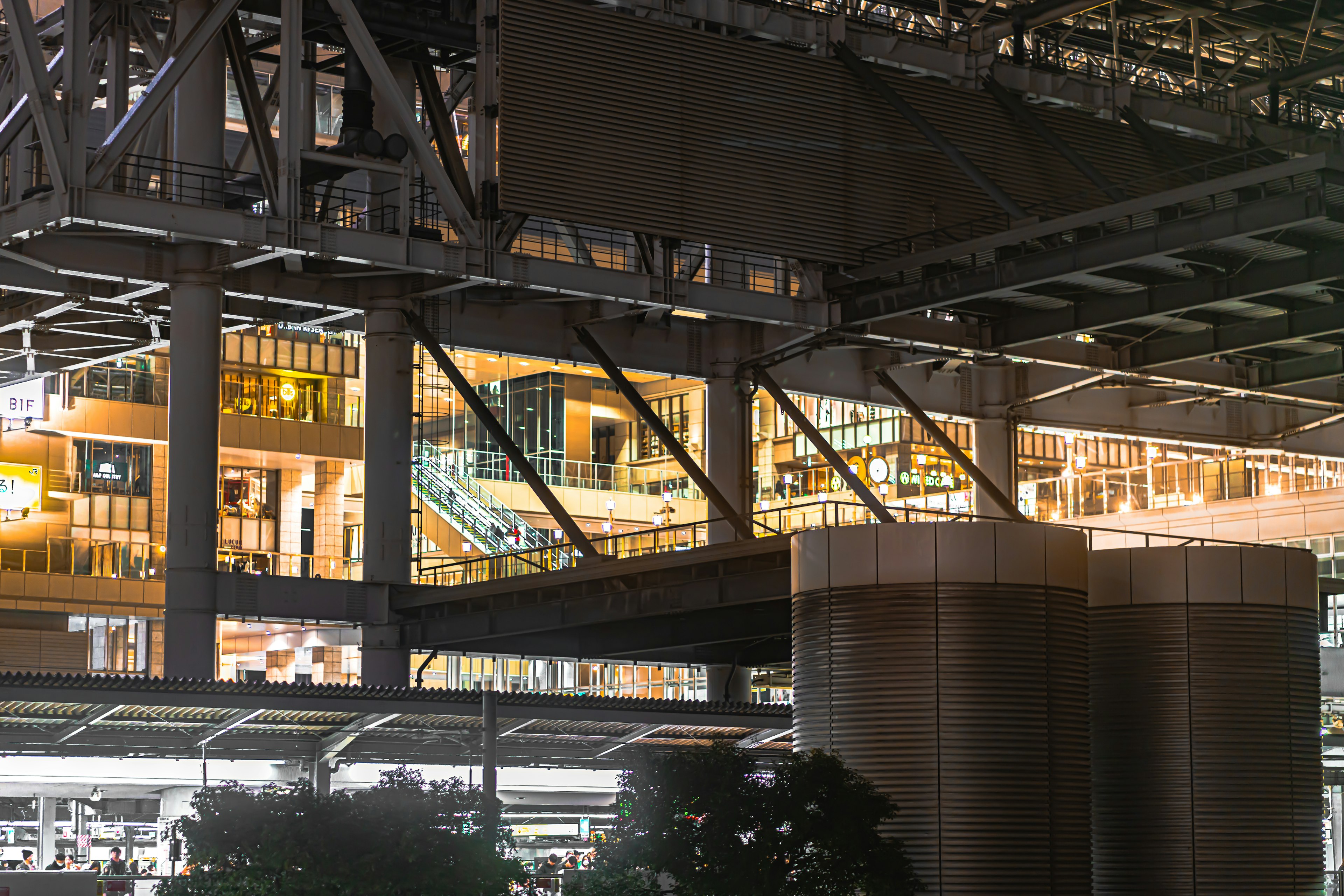 Vue détaillée d'une structure de bâtiment la nuit avec des fenêtres illuminées