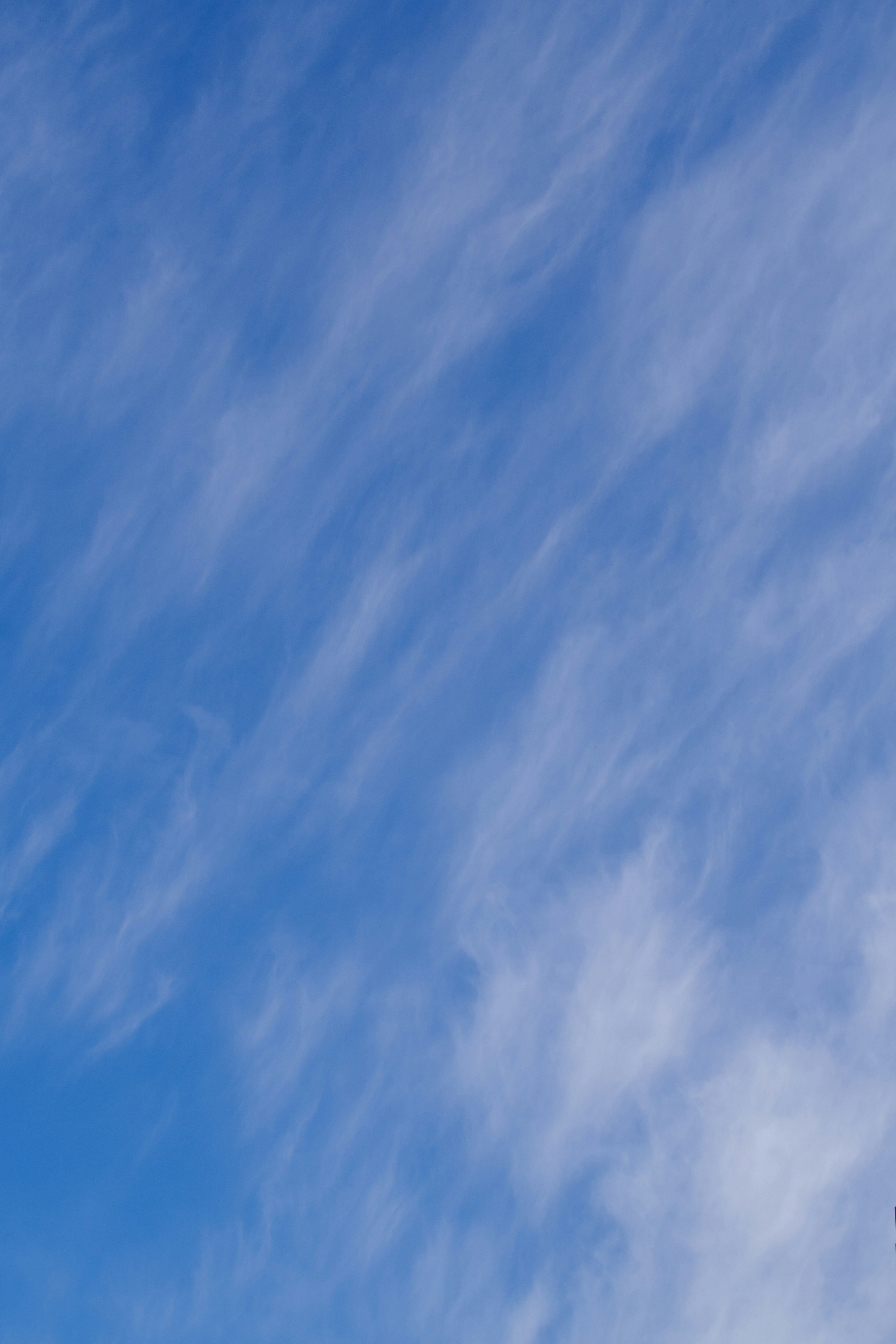 Ein klarer blauer Himmel mit dünnen Wolken