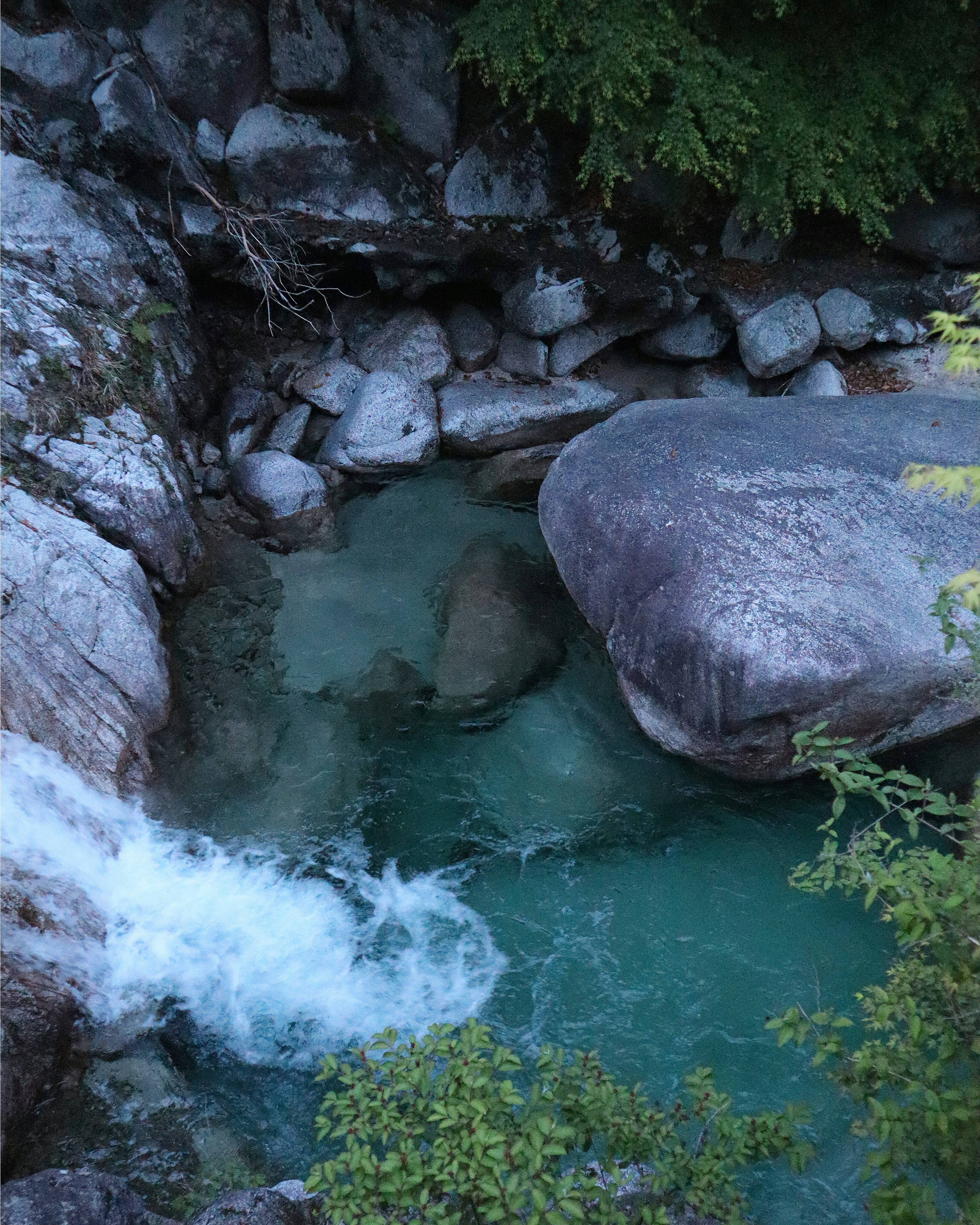 Image d'un ruisseau clair avec de l'eau turquoise et de grandes roches